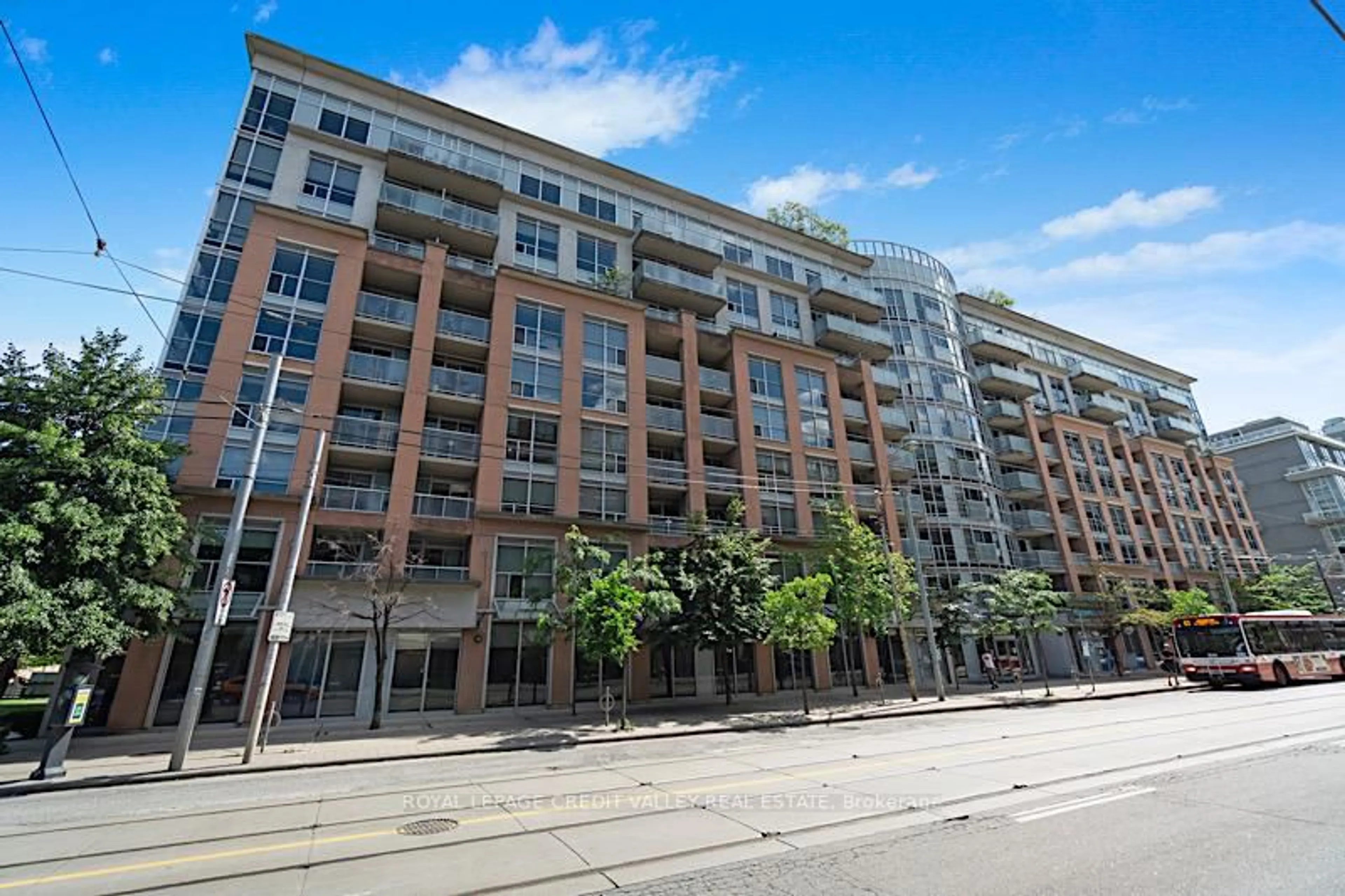 Patio, building for 1005 King St #505, Toronto Ontario M6K 3M8