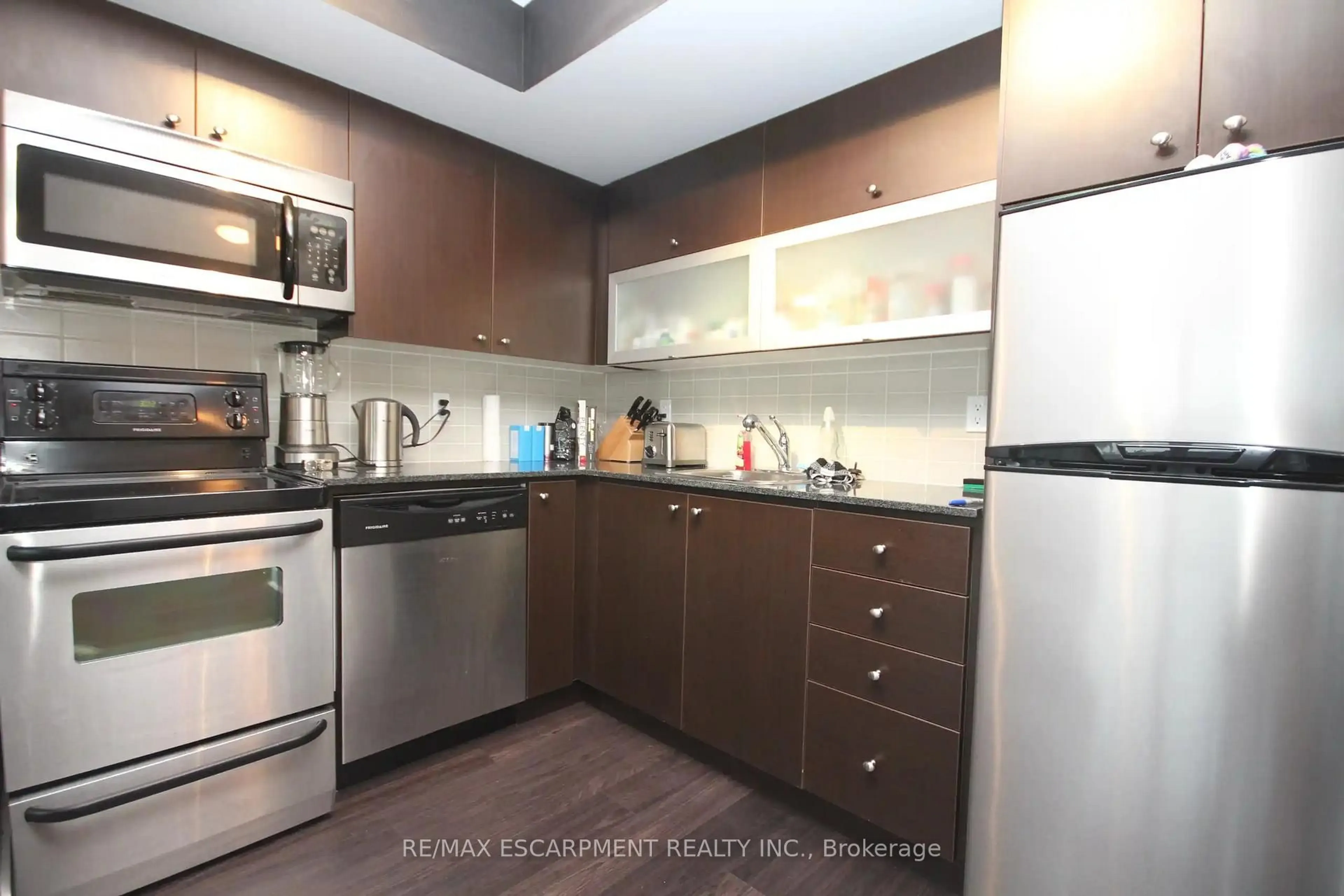 Standard kitchen, unknown for 100 Western Battery Rd #216, Toronto Ontario M6K 3S2