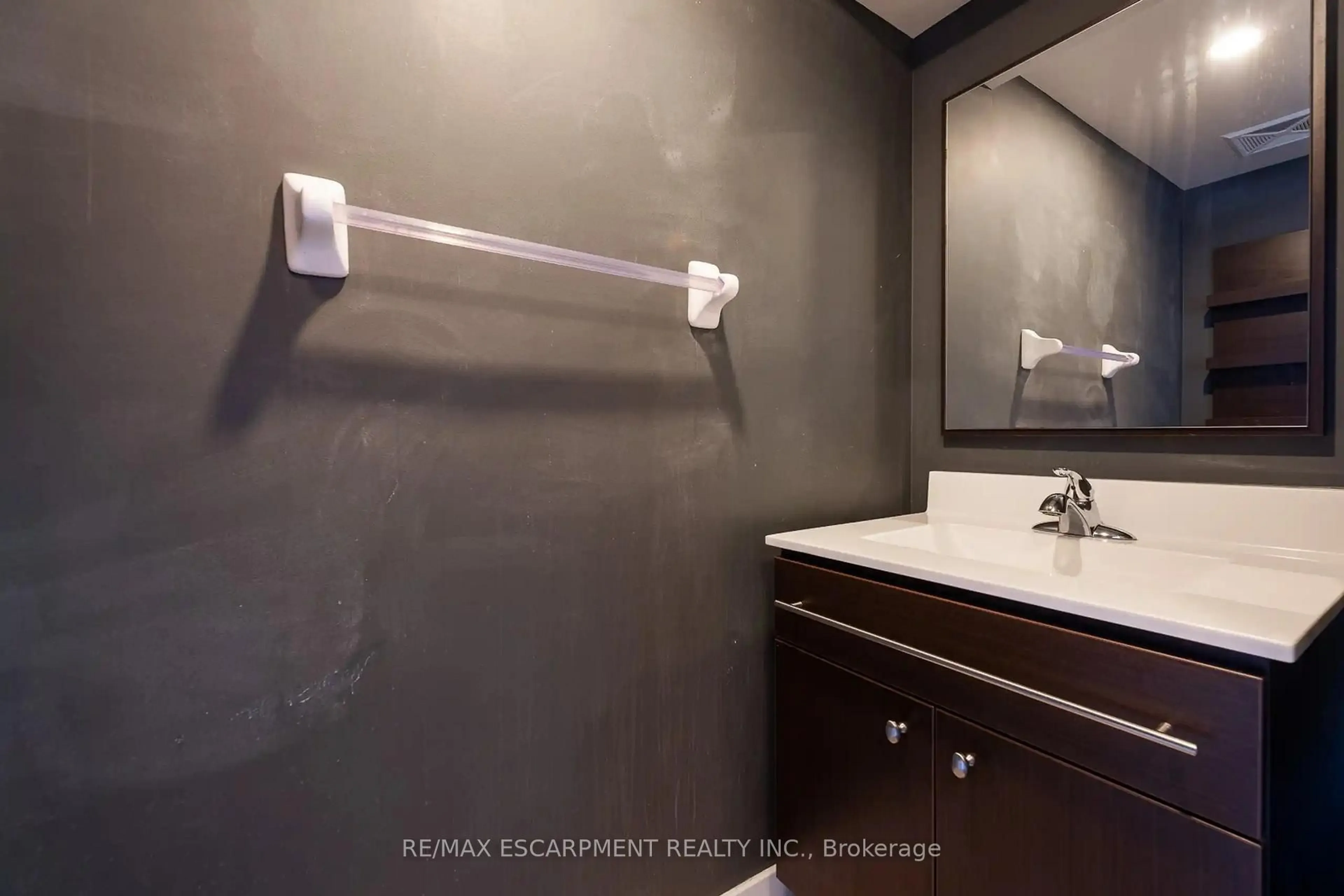 Standard bathroom, ceramic/tile floor for 100 Western Battery Rd #216, Toronto Ontario M6K 3S2