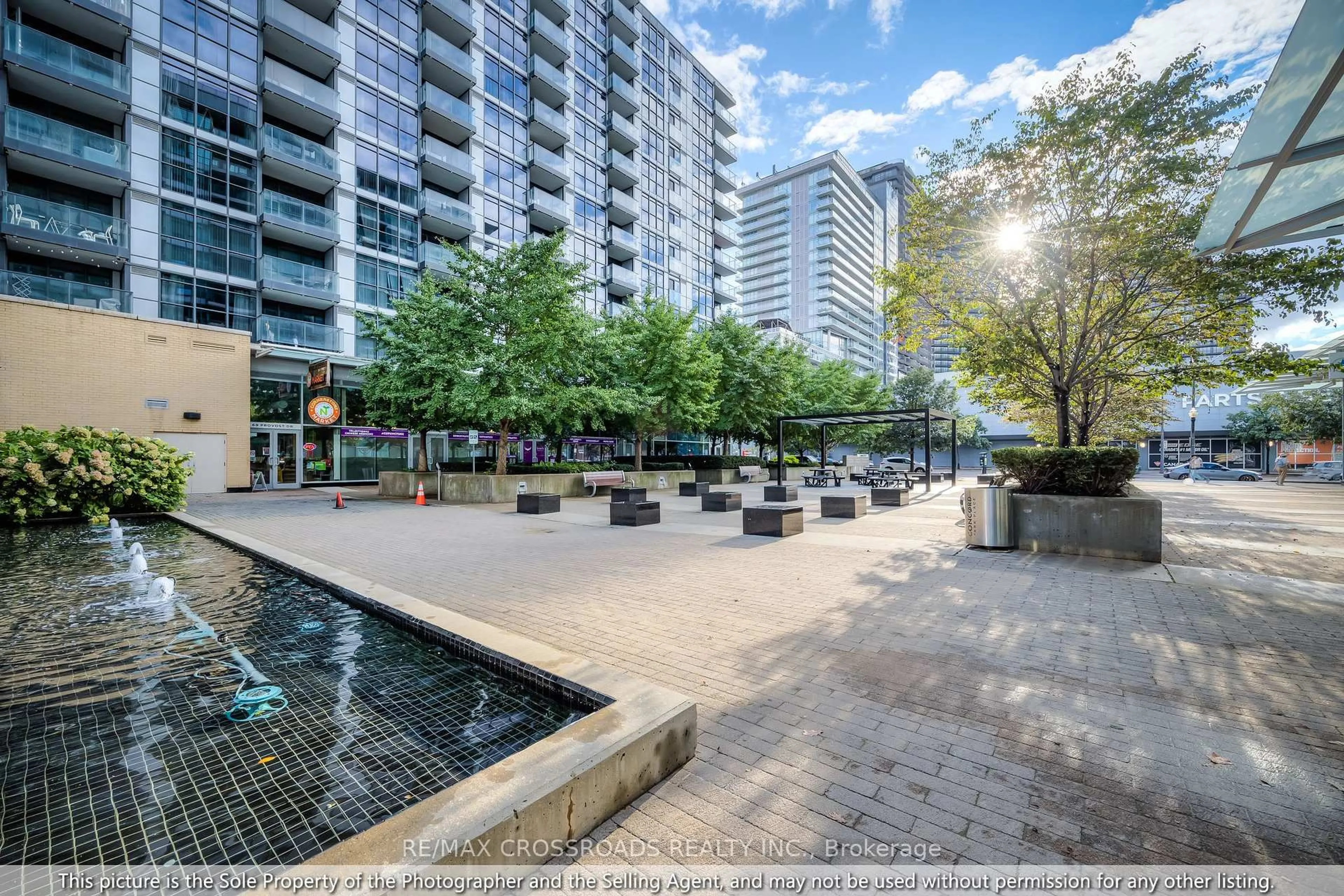 Patio, street for 15 Singer Crt #206, Toronto Ontario M2K 0B1