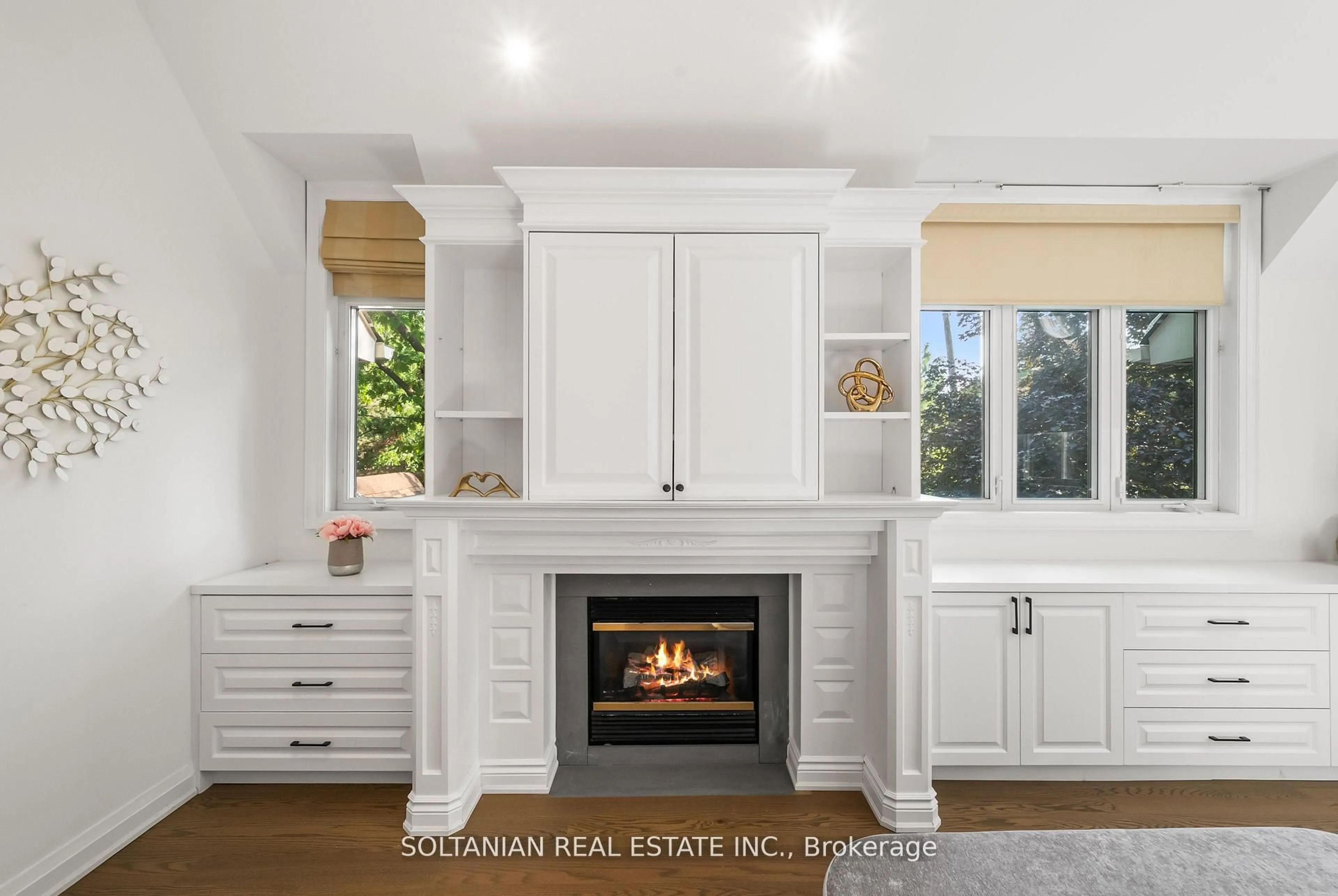 Open concept kitchen, ceramic/tile floor for 32 Beechwood Ave, Toronto Ontario M2L 1J1