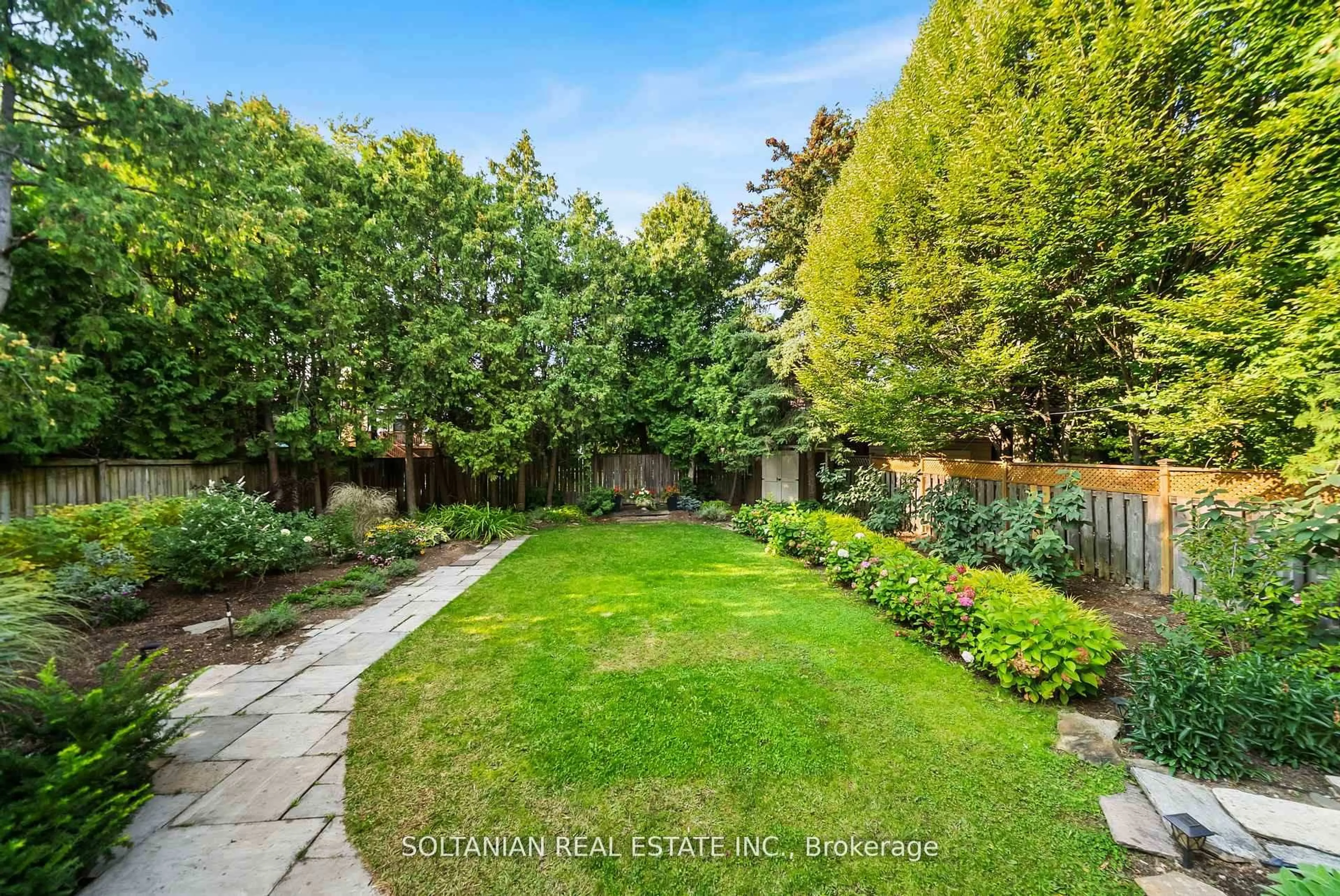 A pic from outside/outdoor area/front of a property/back of a property/a pic from drone, street for 32 Beechwood Ave, Toronto Ontario M2L 1J1