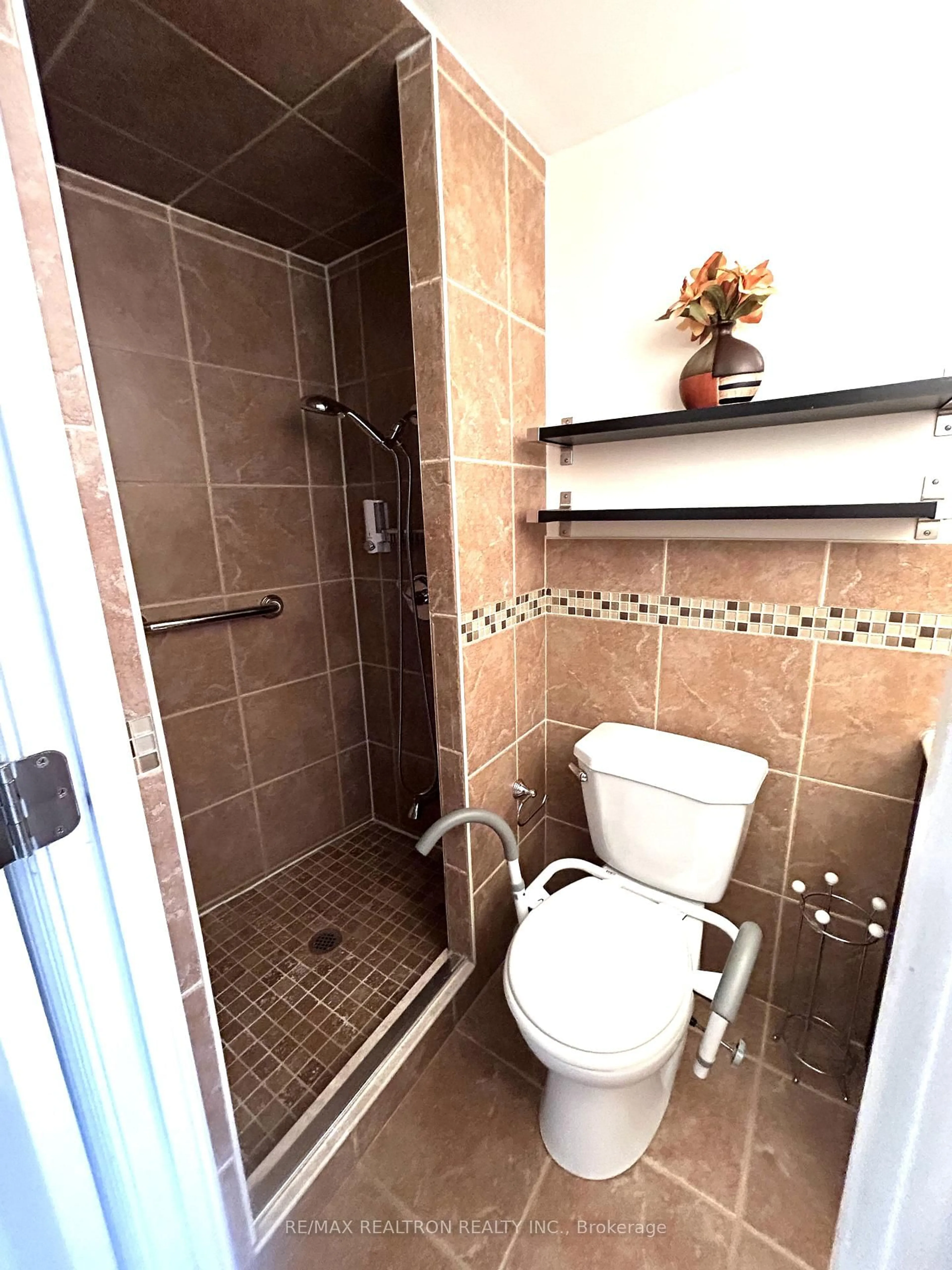 Standard bathroom, ceramic/tile floor for 1201 Steeles Ave #102, Toronto Ontario M2R 3K1