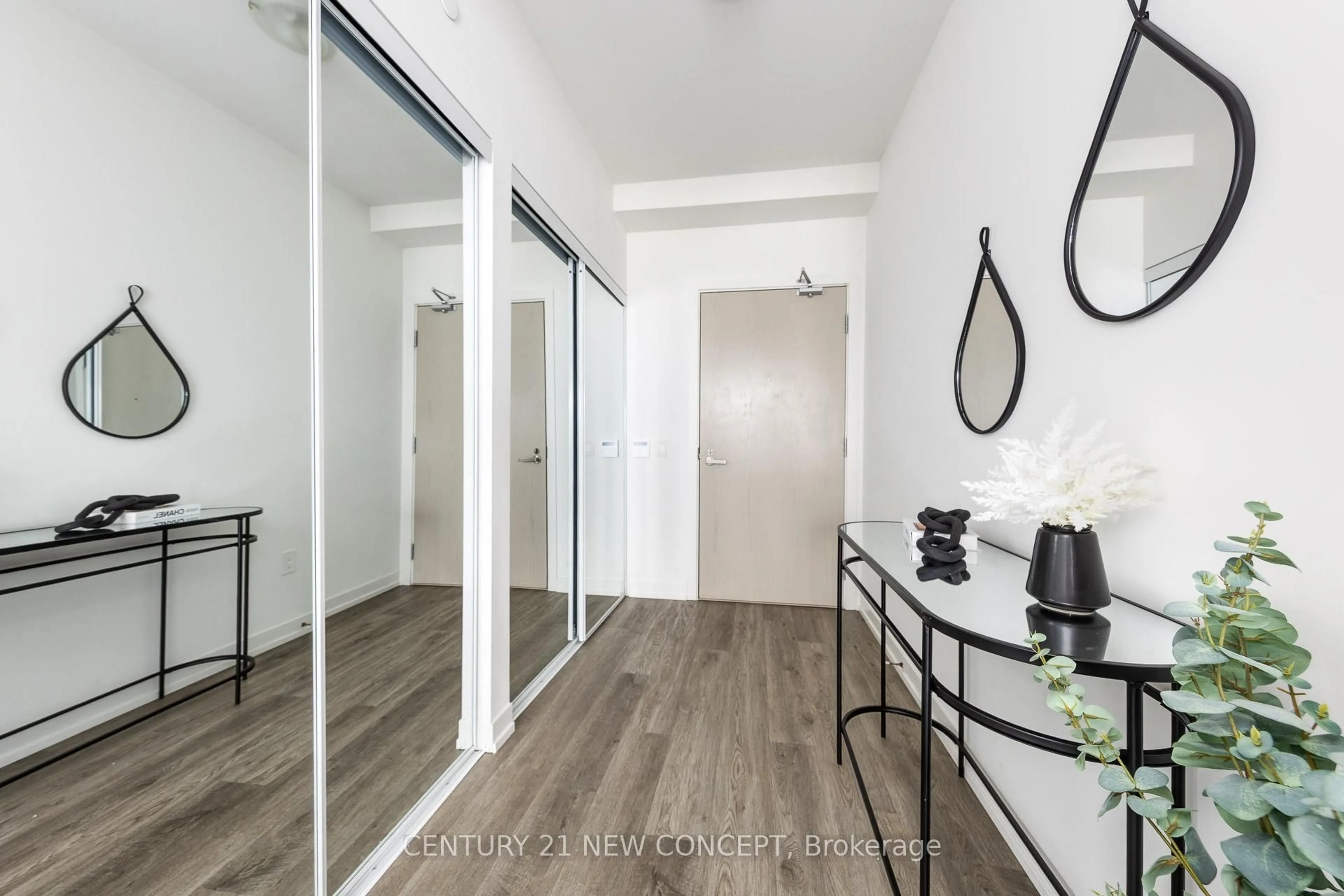 Indoor entryway for 55 Cooper St #7601, Toronto Ontario M5E 0G1