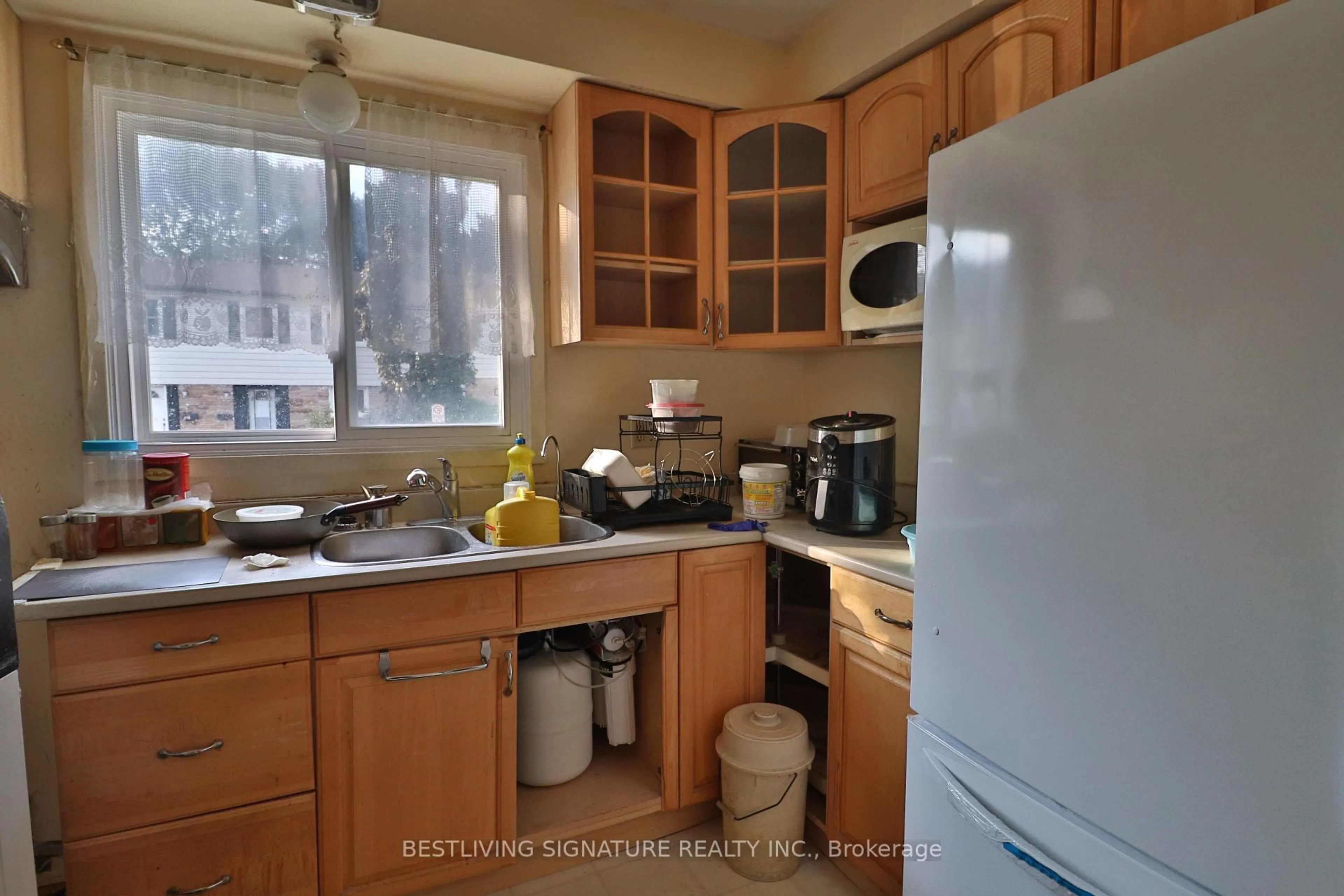 Standard kitchen, unknown for 77 Crab Appleway, Toronto Ontario M3A 3N2