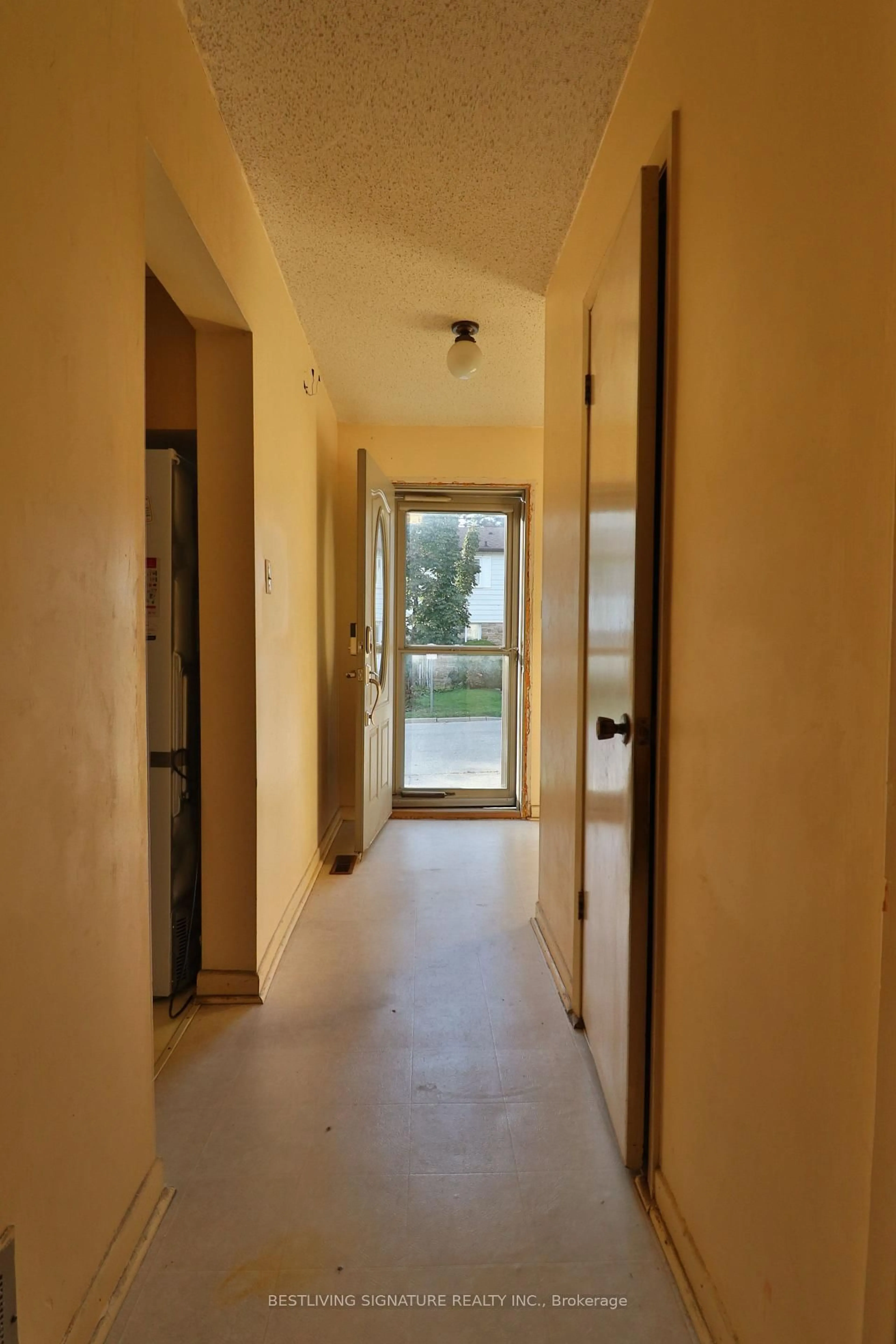 Indoor foyer for 77 Crab Appleway, Toronto Ontario M3A 3N2