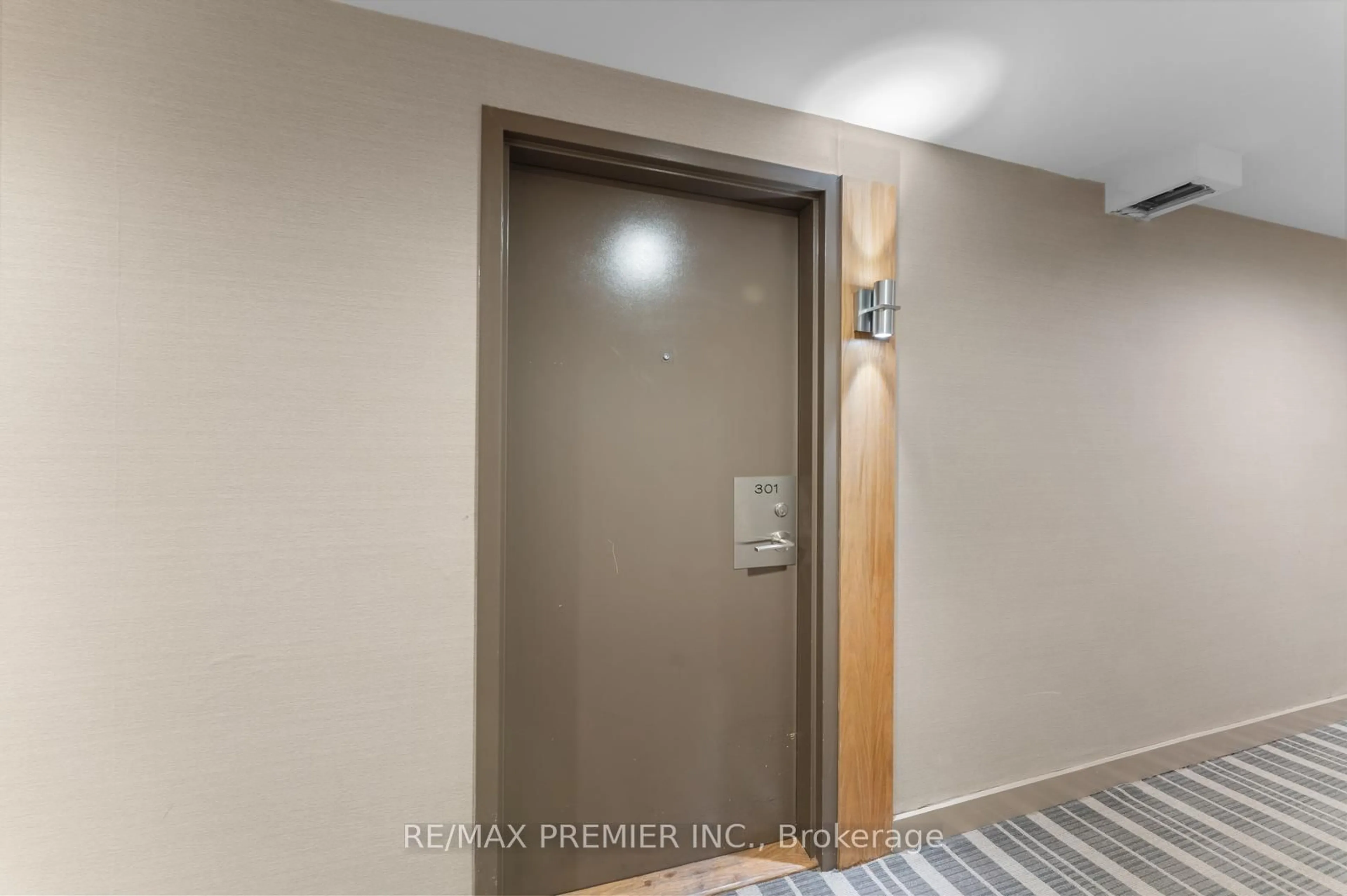 Indoor foyer for 5 Hanna Ave #301, Toronto Ontario M6K 1W8