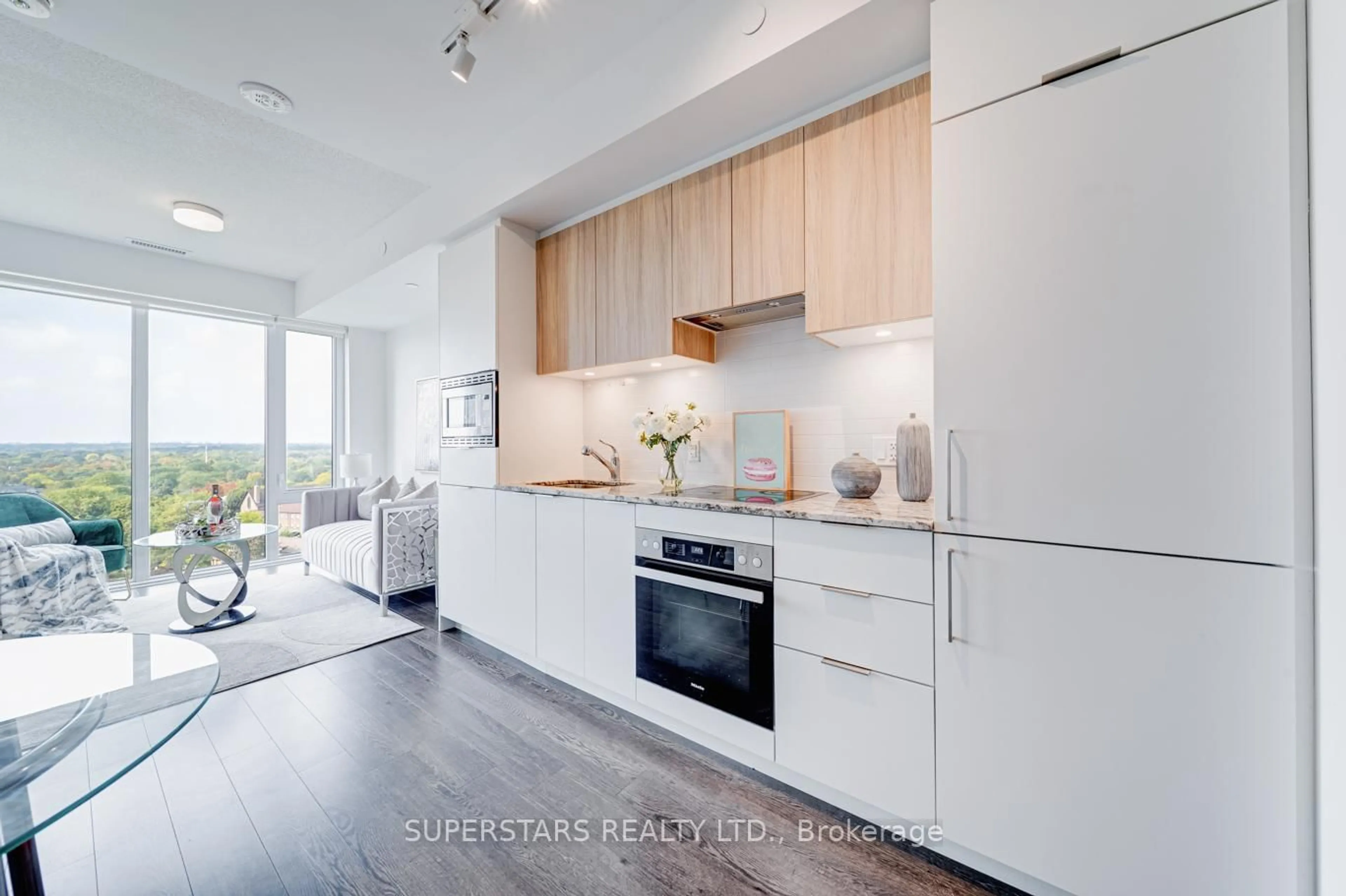 Contemporary kitchen, wood/laminate floor for 20 O'Neill Rd #922, Toronto Ontario M3C 0R2