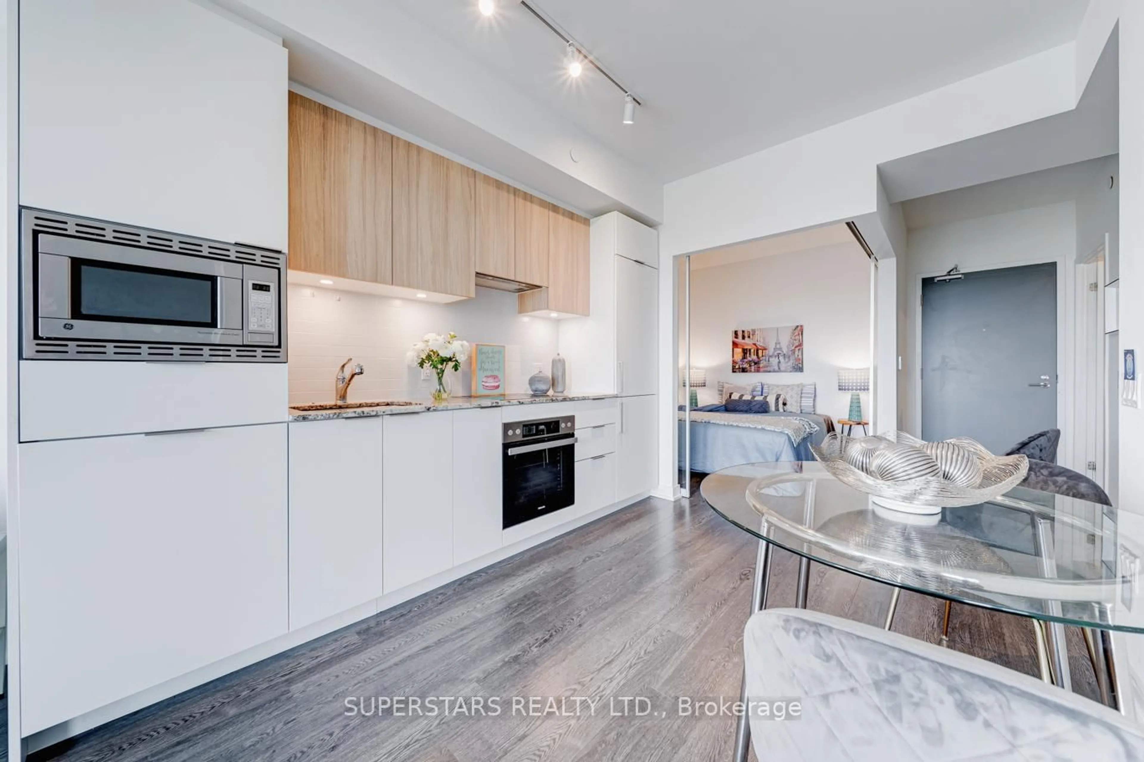 Open concept kitchen, wood/laminate floor for 20 O'Neill Rd #922, Toronto Ontario M3C 0R2