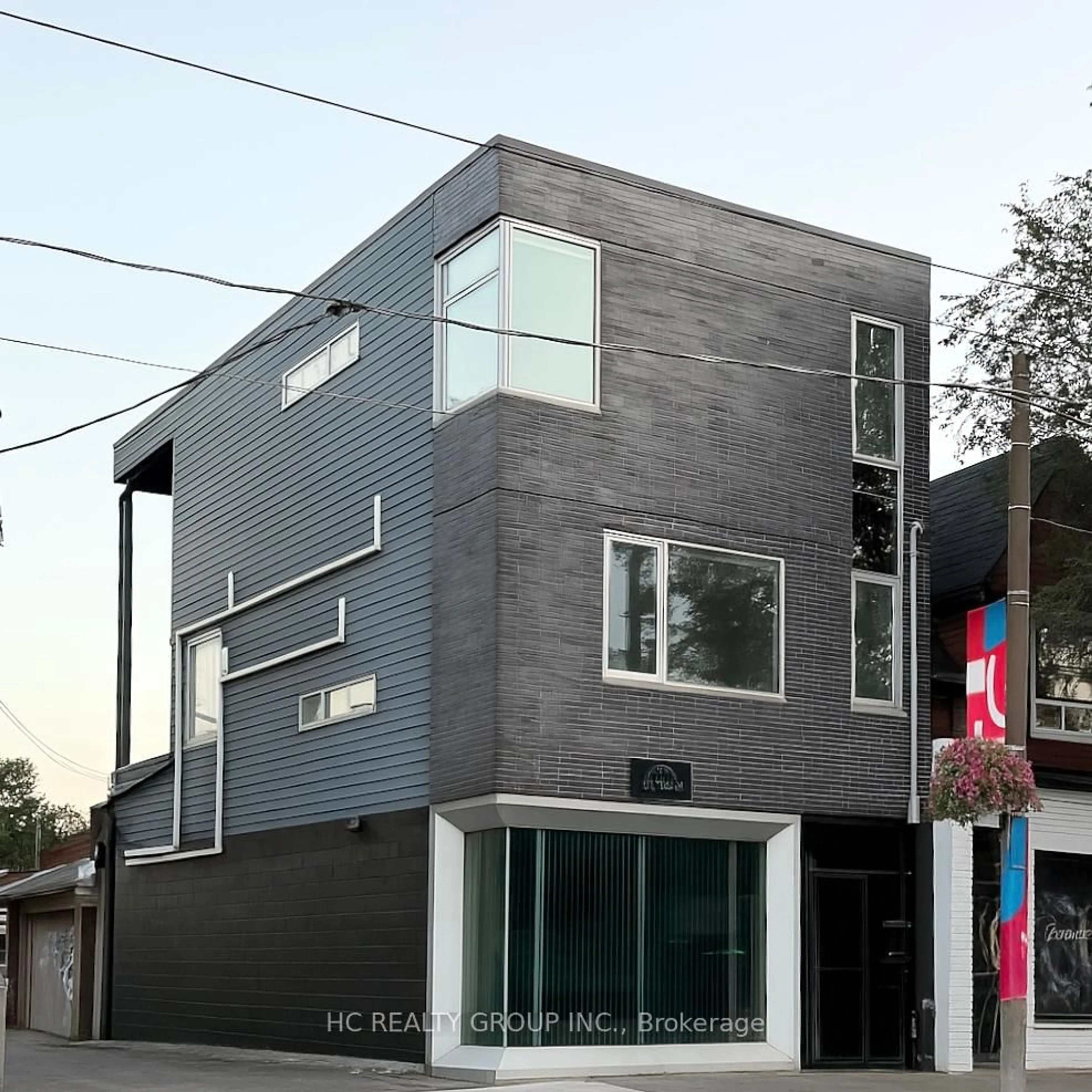 Home with vinyl exterior material, building for 899 Dundas St, Toronto Ontario M6J 1V9
