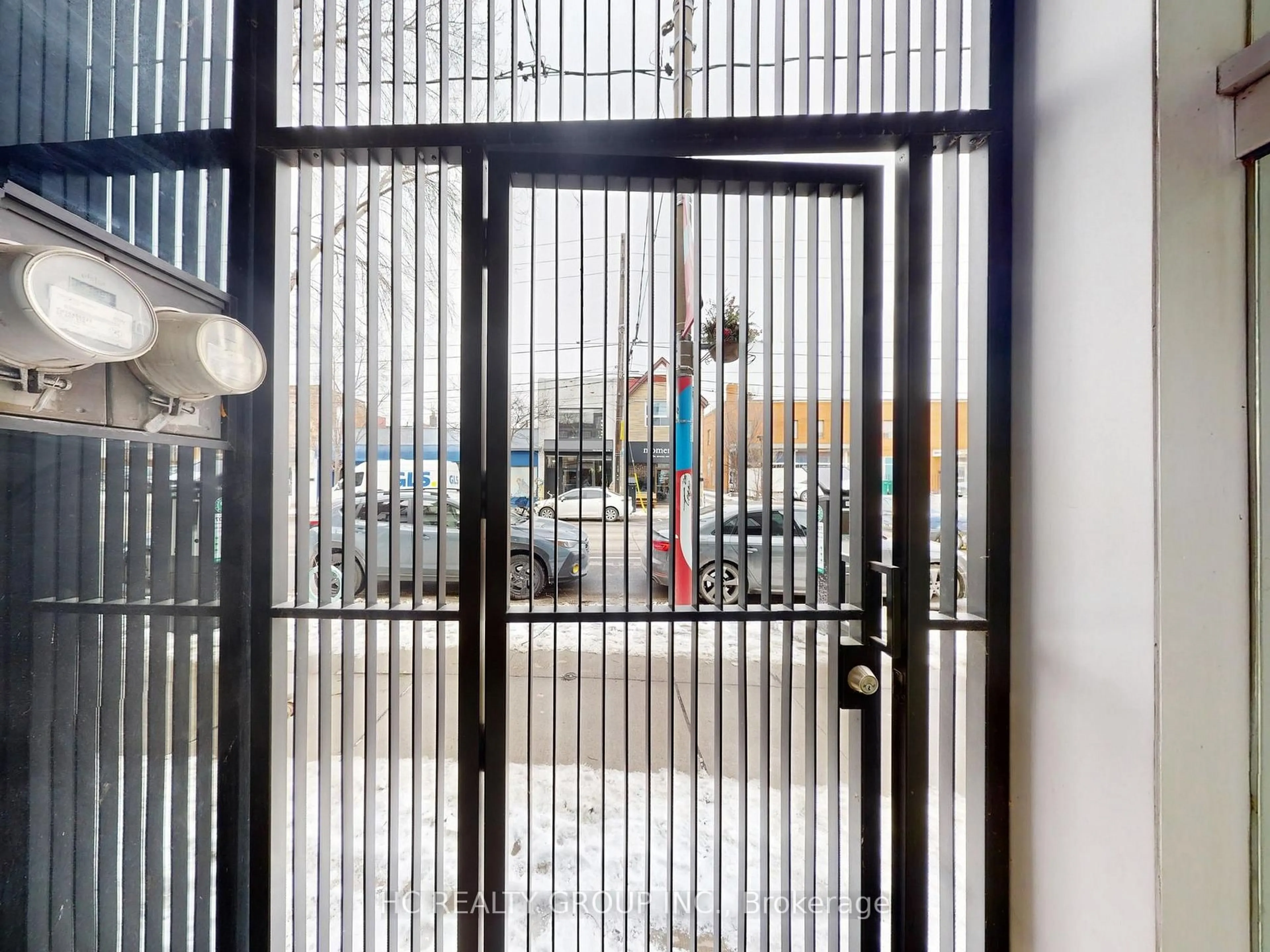 Indoor foyer for 899 Dundas St, Toronto Ontario M6J 1V9