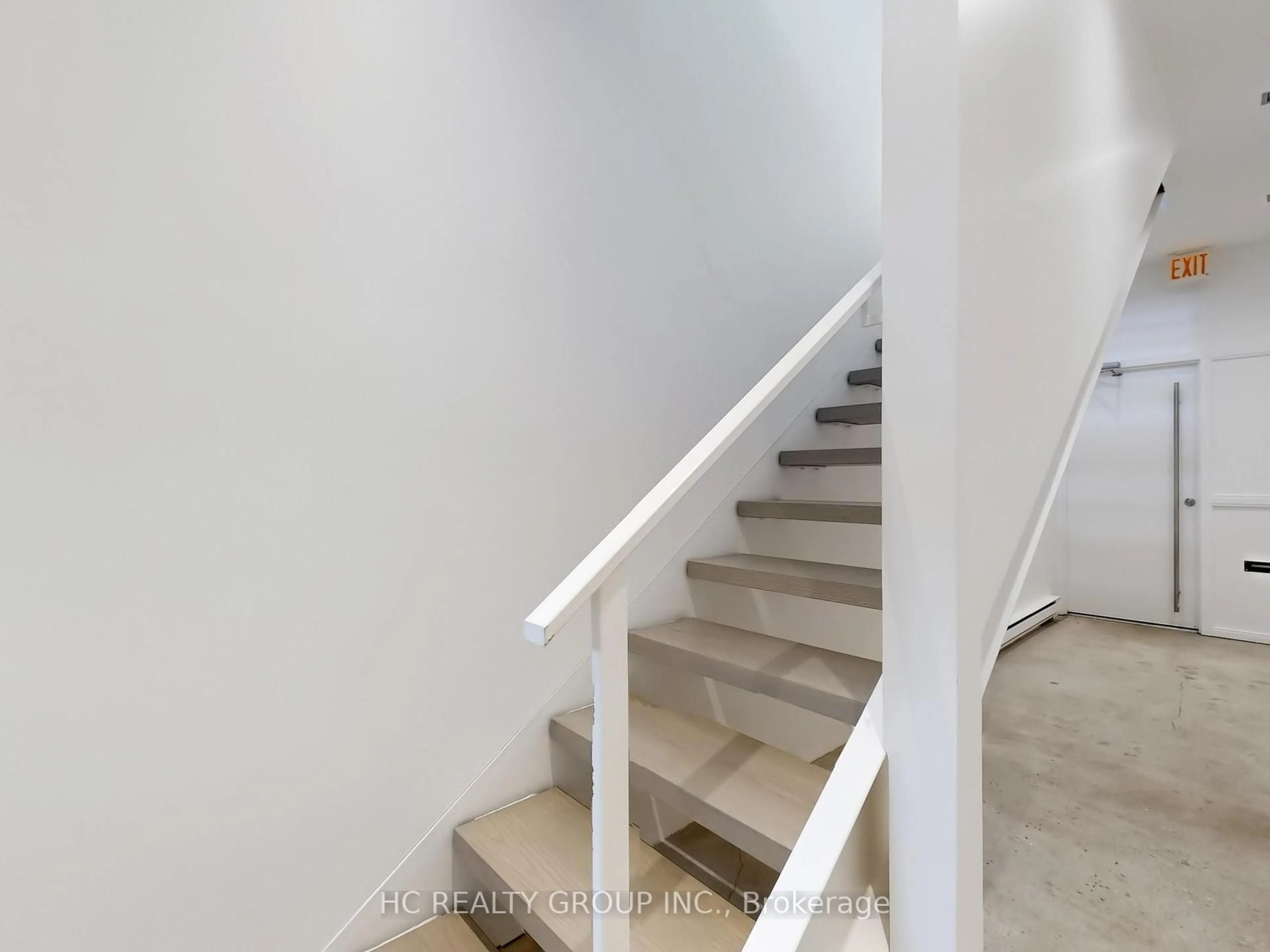 Stairs for 899 Dundas St, Toronto Ontario M6J 1V9