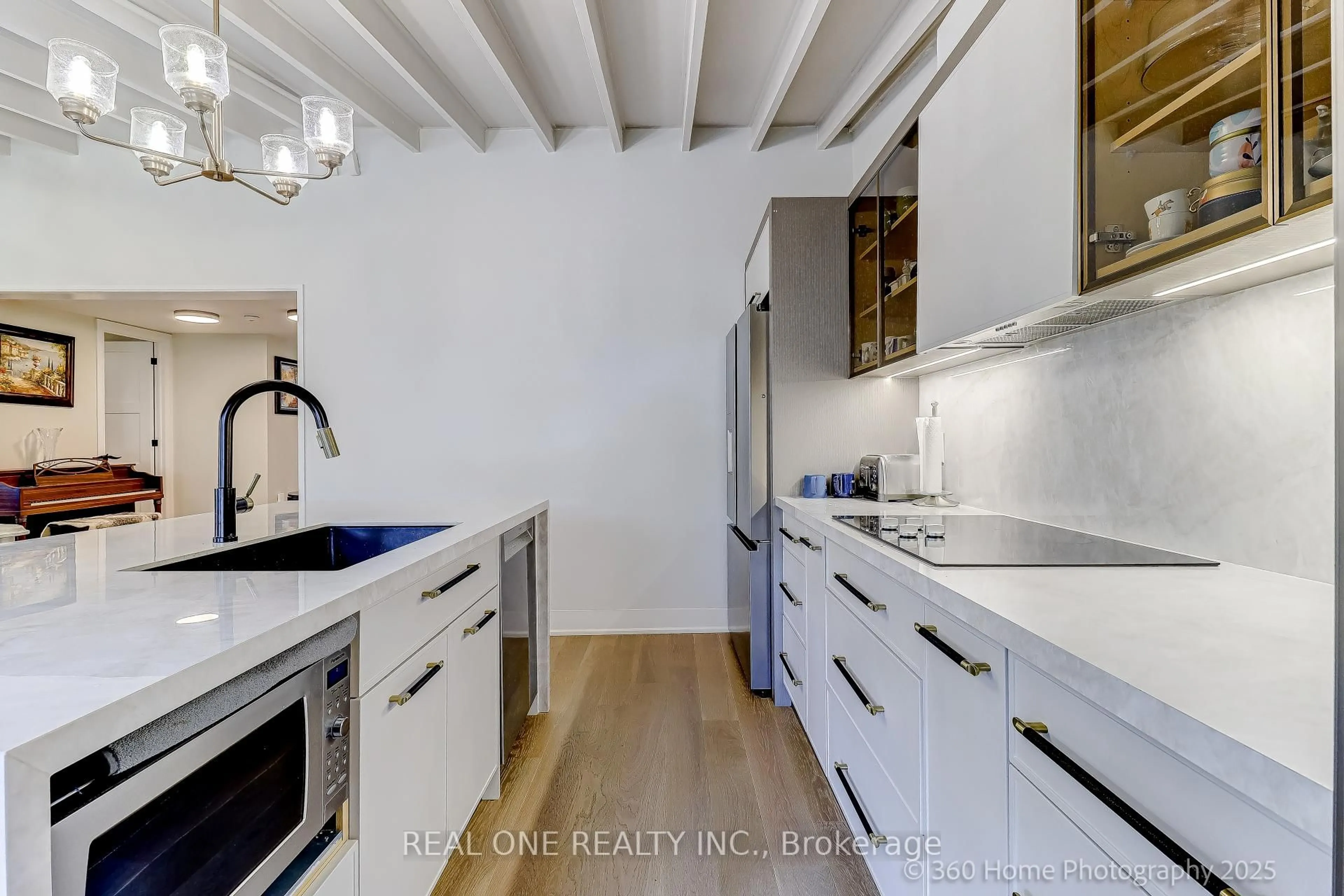 Open concept kitchen, ceramic/tile floor for 10 North Hills Terr, Toronto Ontario M3C 1M6