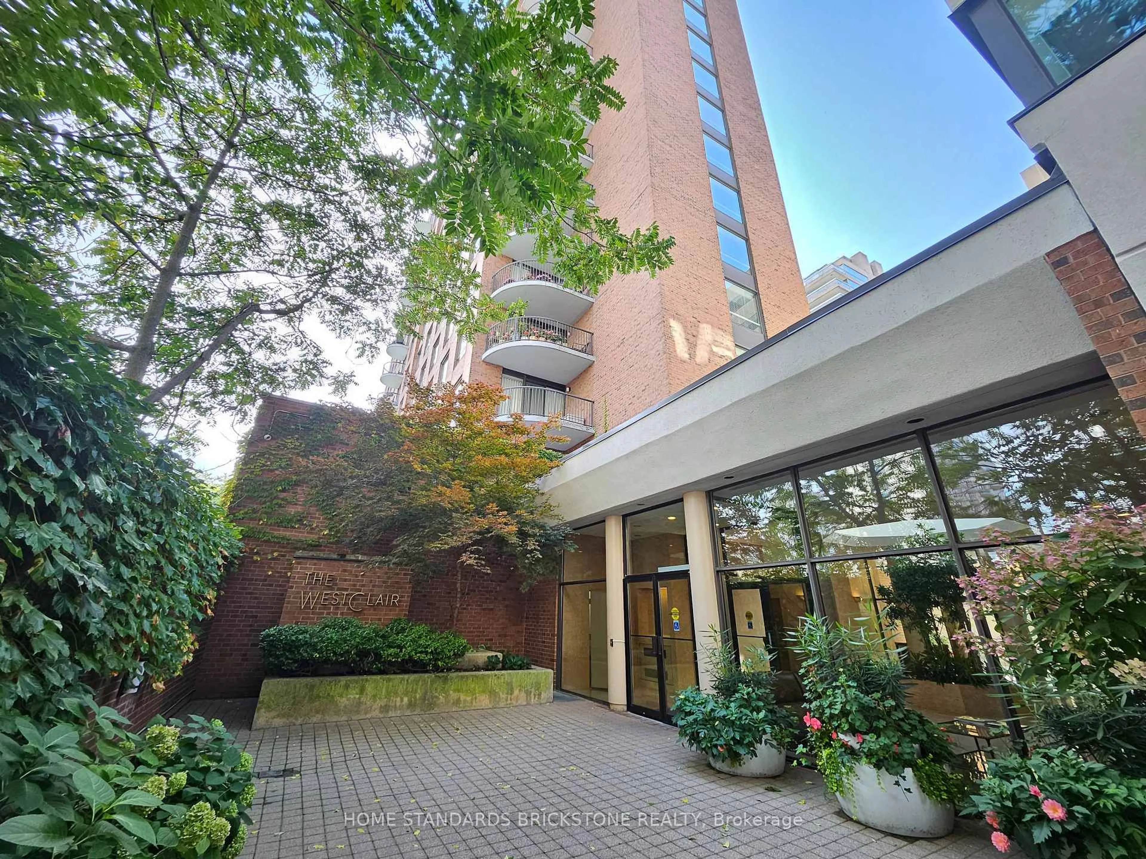 Indoor foyer for 47 St Clair Ave #803, Toronto Ontario M4V 3A5