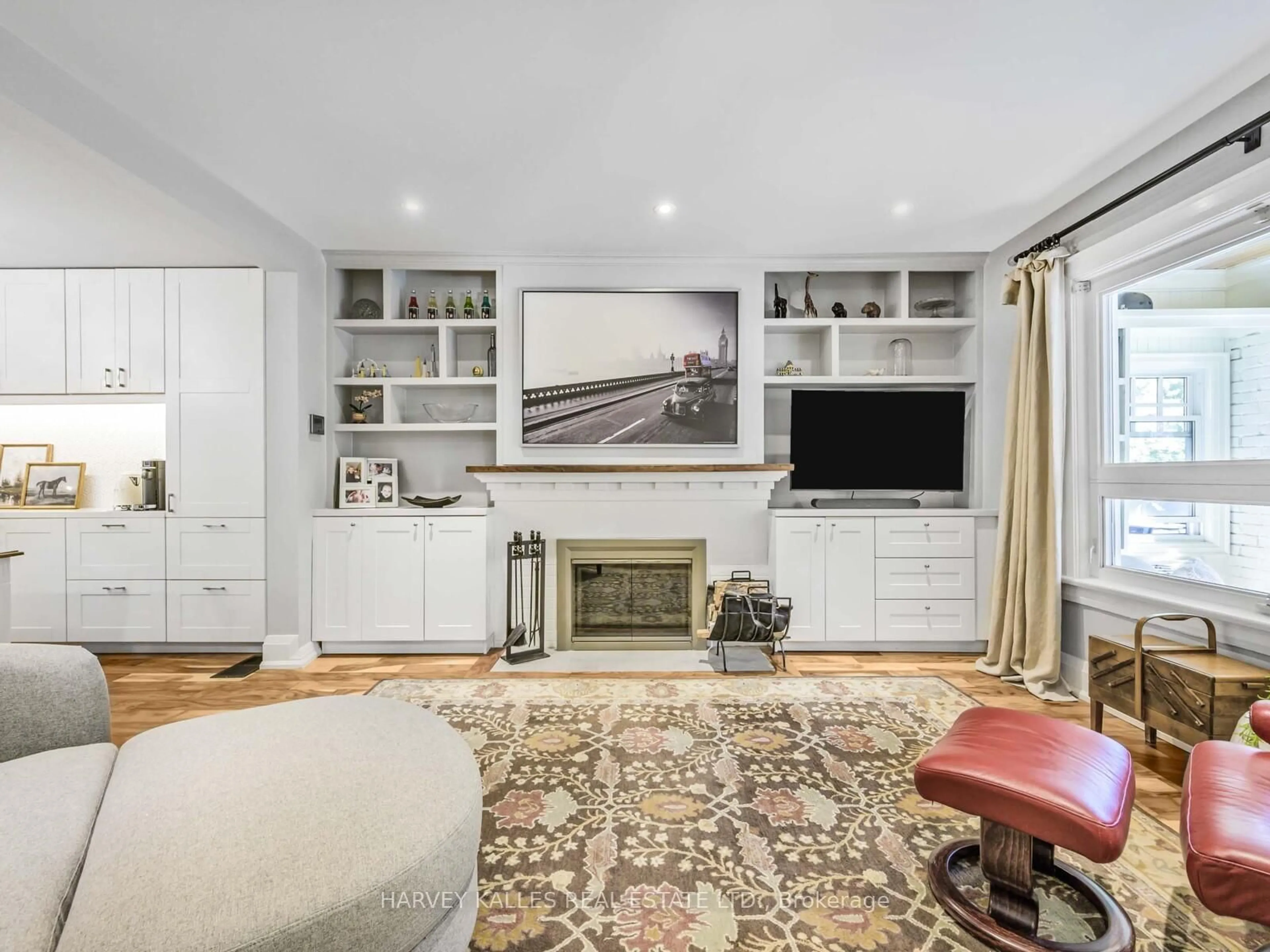 Living room with furniture, unknown for 116 Pinewood Ave, Toronto Ontario M6C 2V3
