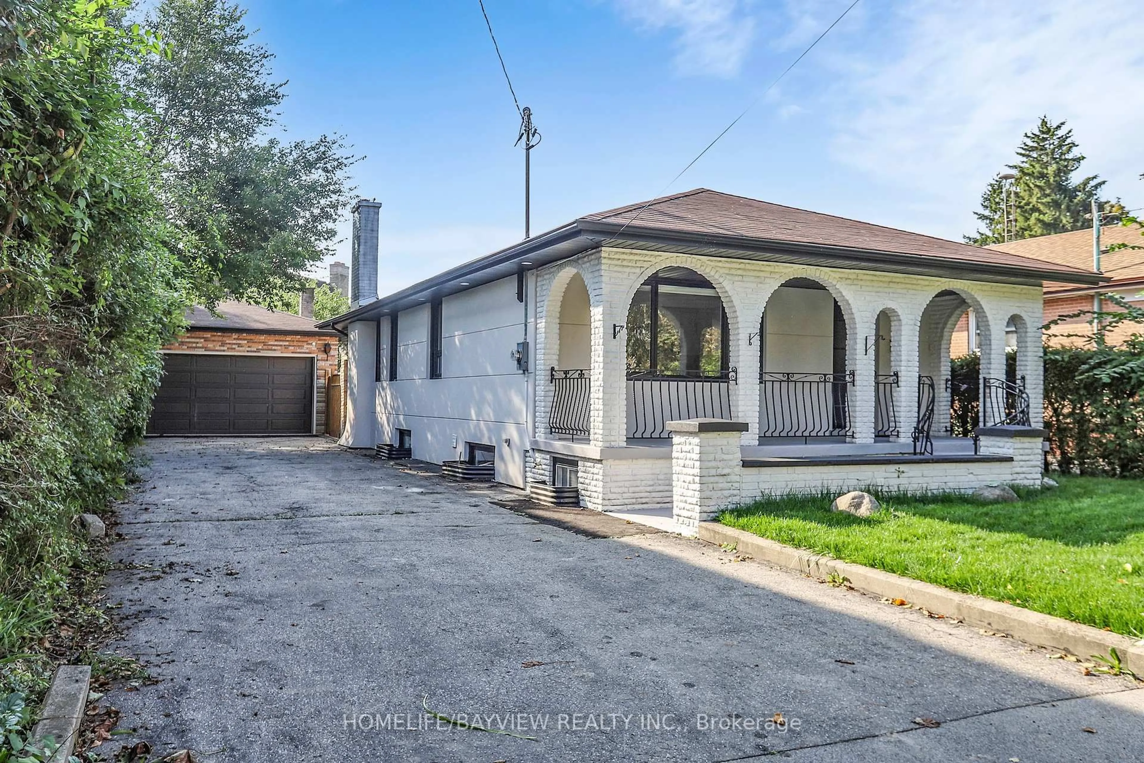 A pic from outside/outdoor area/front of a property/back of a property/a pic from drone, street for 313 Churchill Ave, Toronto Ontario M2R 1E6