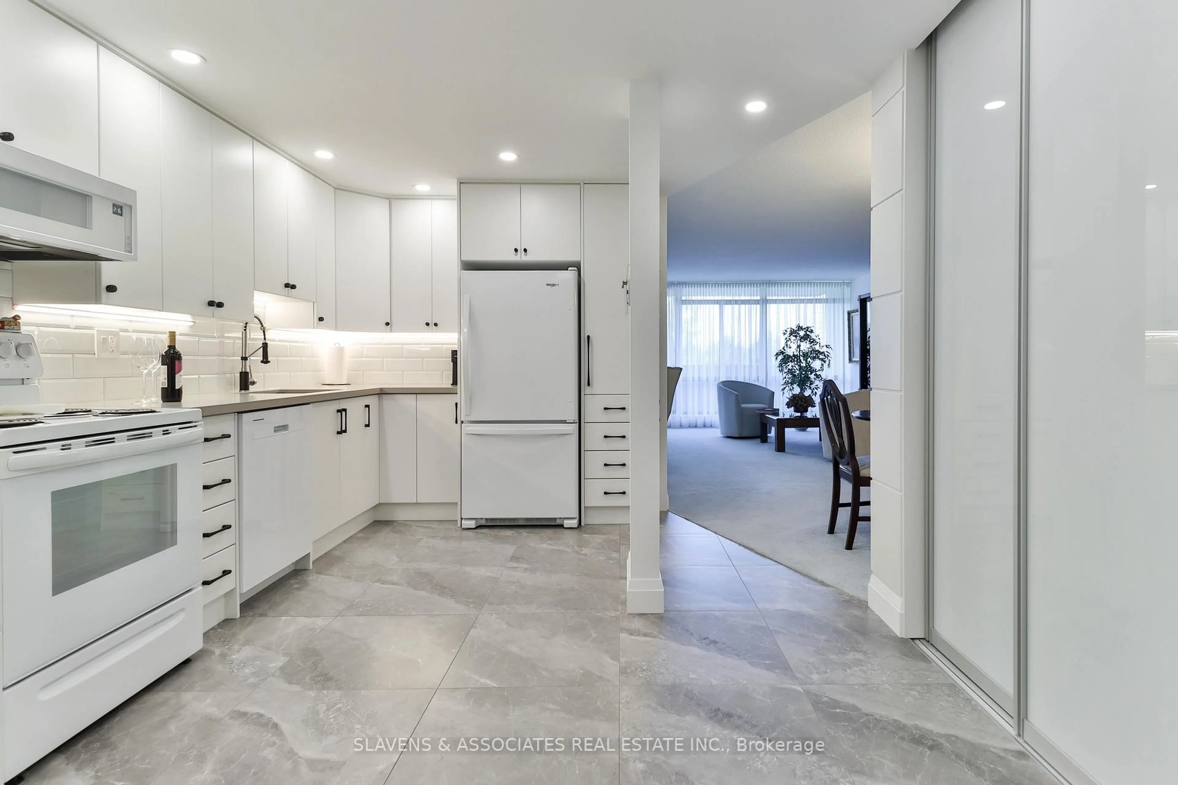 Open concept kitchen, ceramic/tile floor for 3300 Don Mills Rd #403, Toronto Ontario M2J 4X7