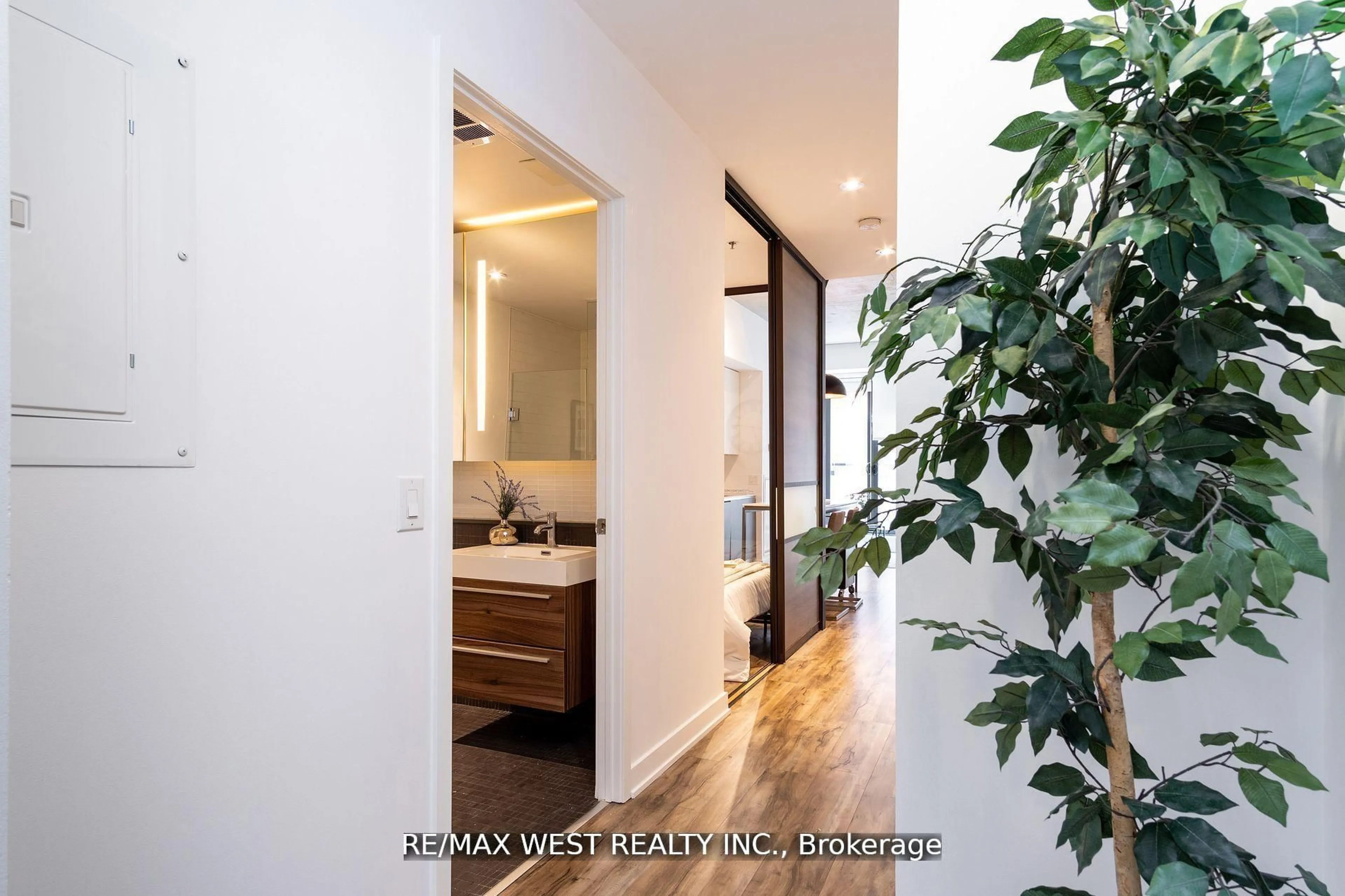 Indoor entryway for 8 Dovercourt Rd #209, Toronto Ontario M6J 0B6