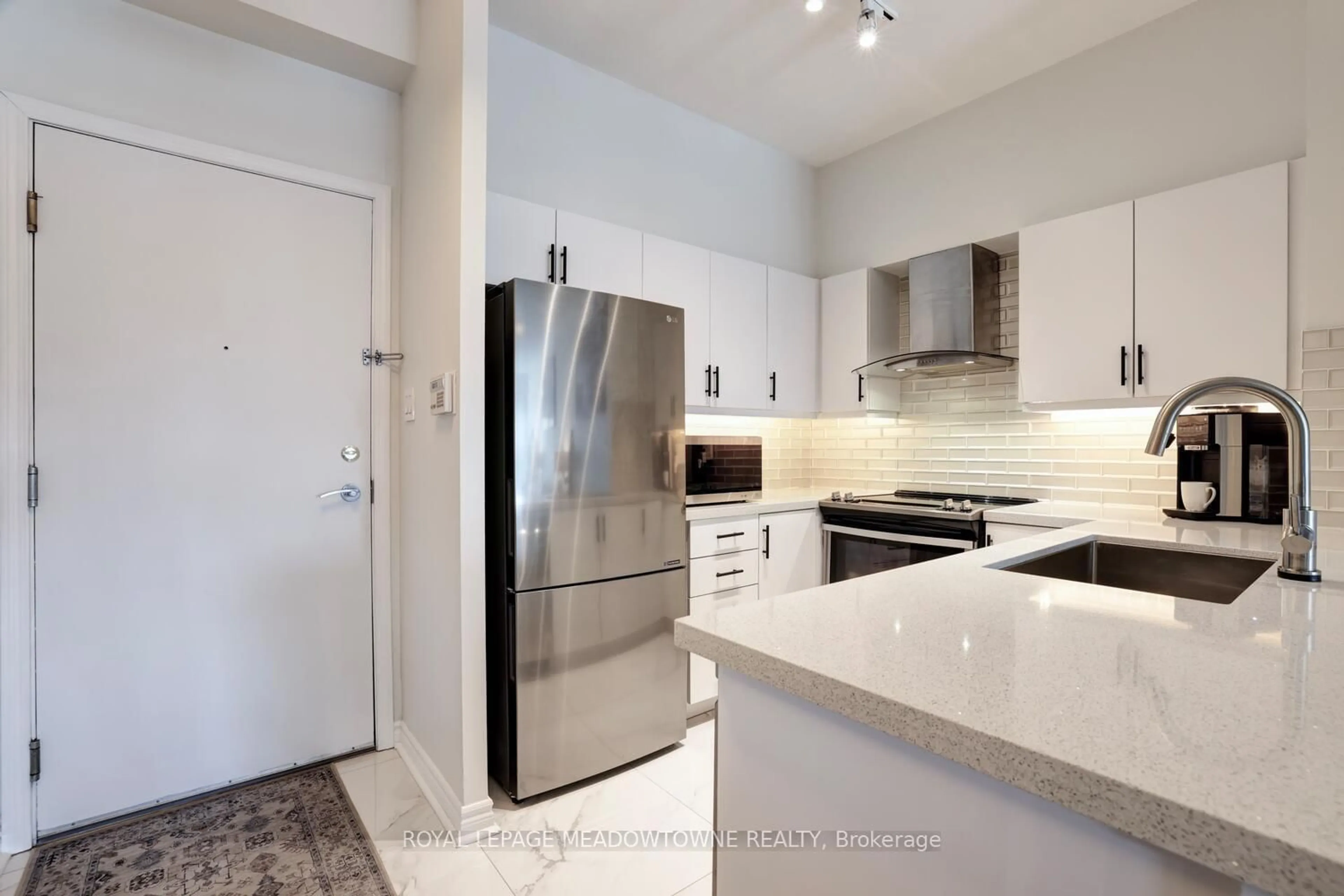 Standard kitchen, unknown for 600 Queens Quay #633, Toronto Ontario M5V 3M3