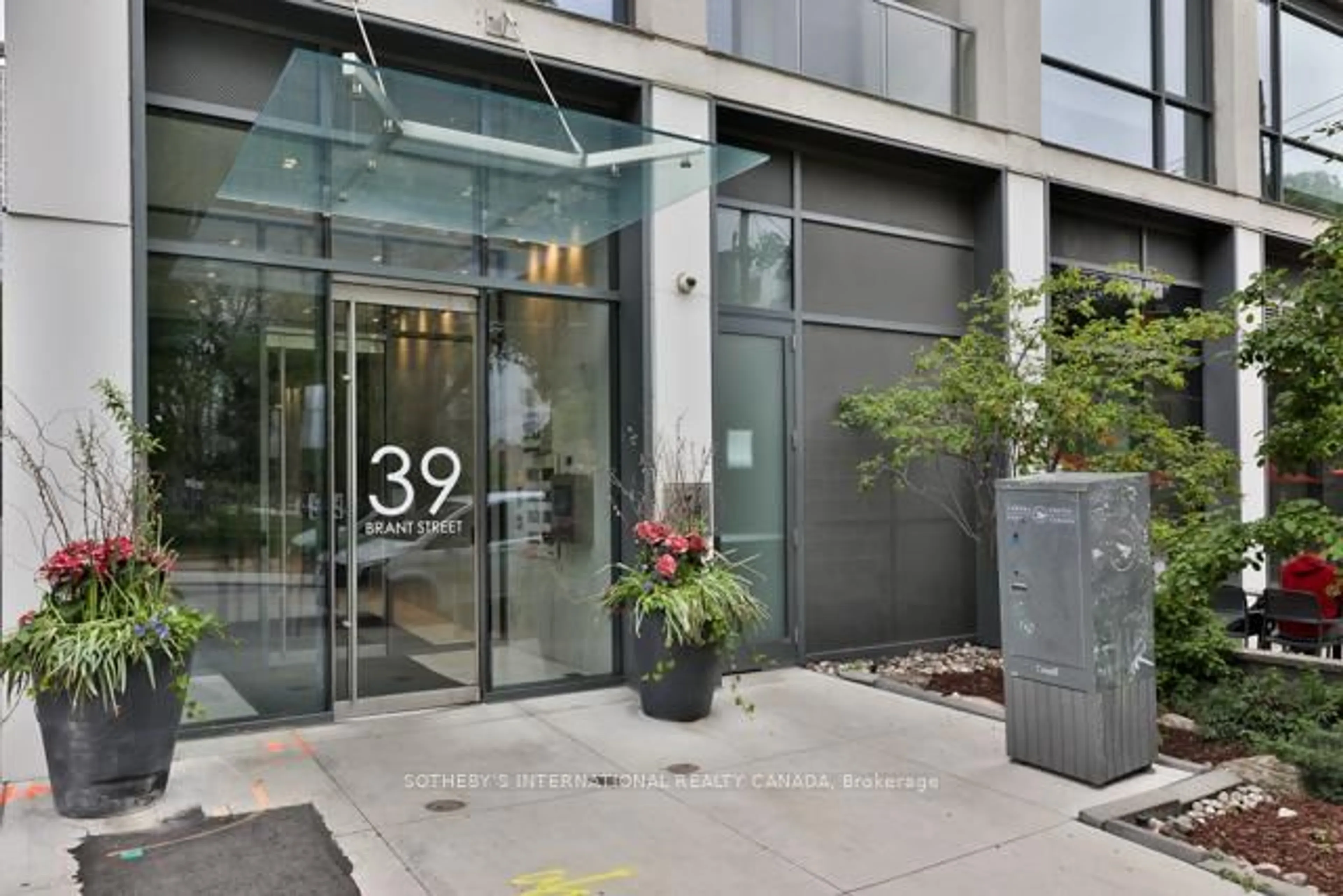 Indoor foyer for 39 Brant St #915, Toronto Ontario M5V 1S7