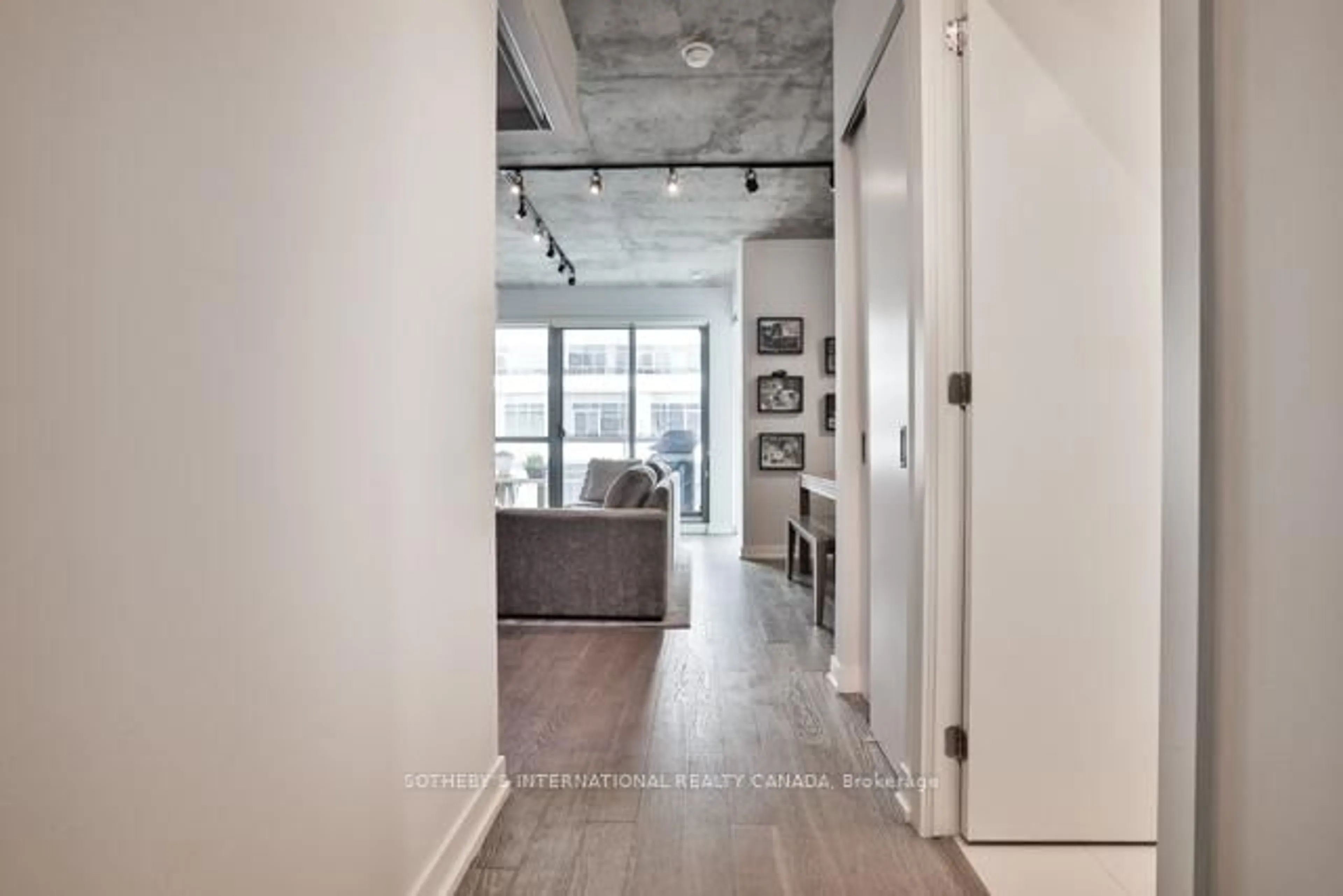Indoor entryway for 39 Brant St #915, Toronto Ontario M5V 1S7