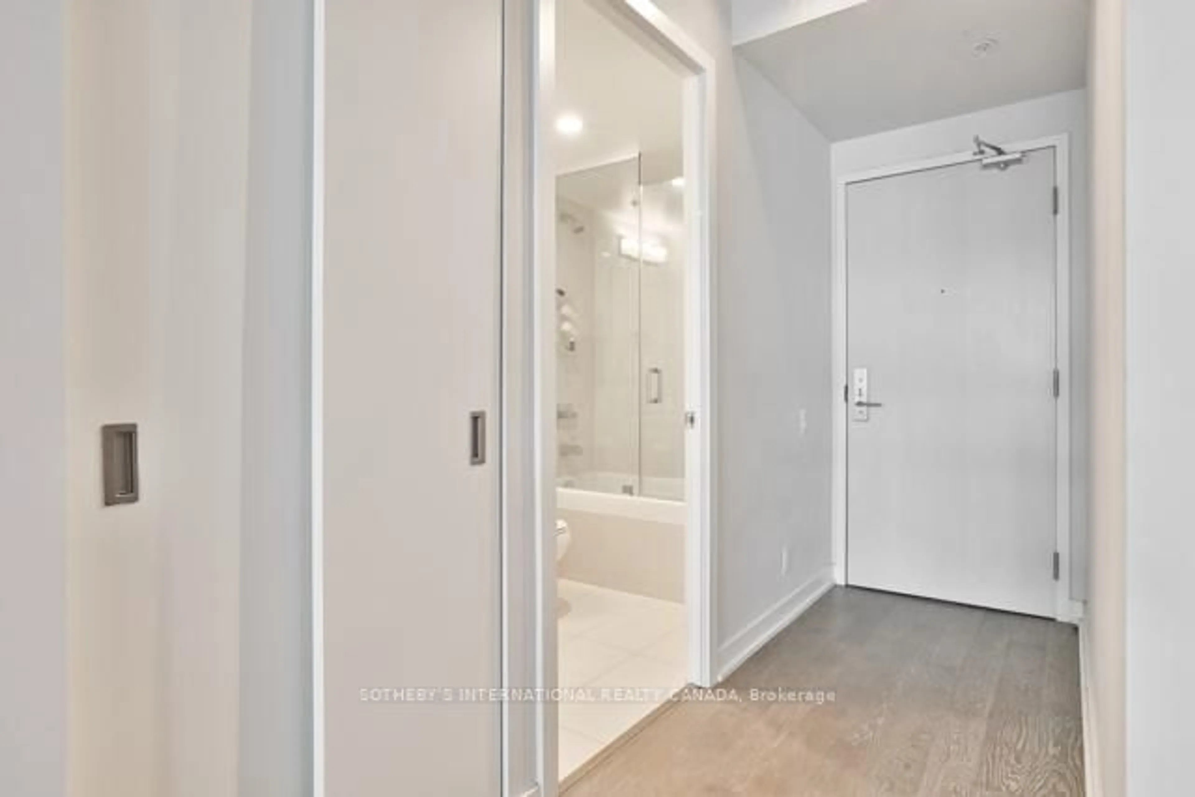 Unknown for 39 Brant St #915, Toronto Ontario M5V 1S7