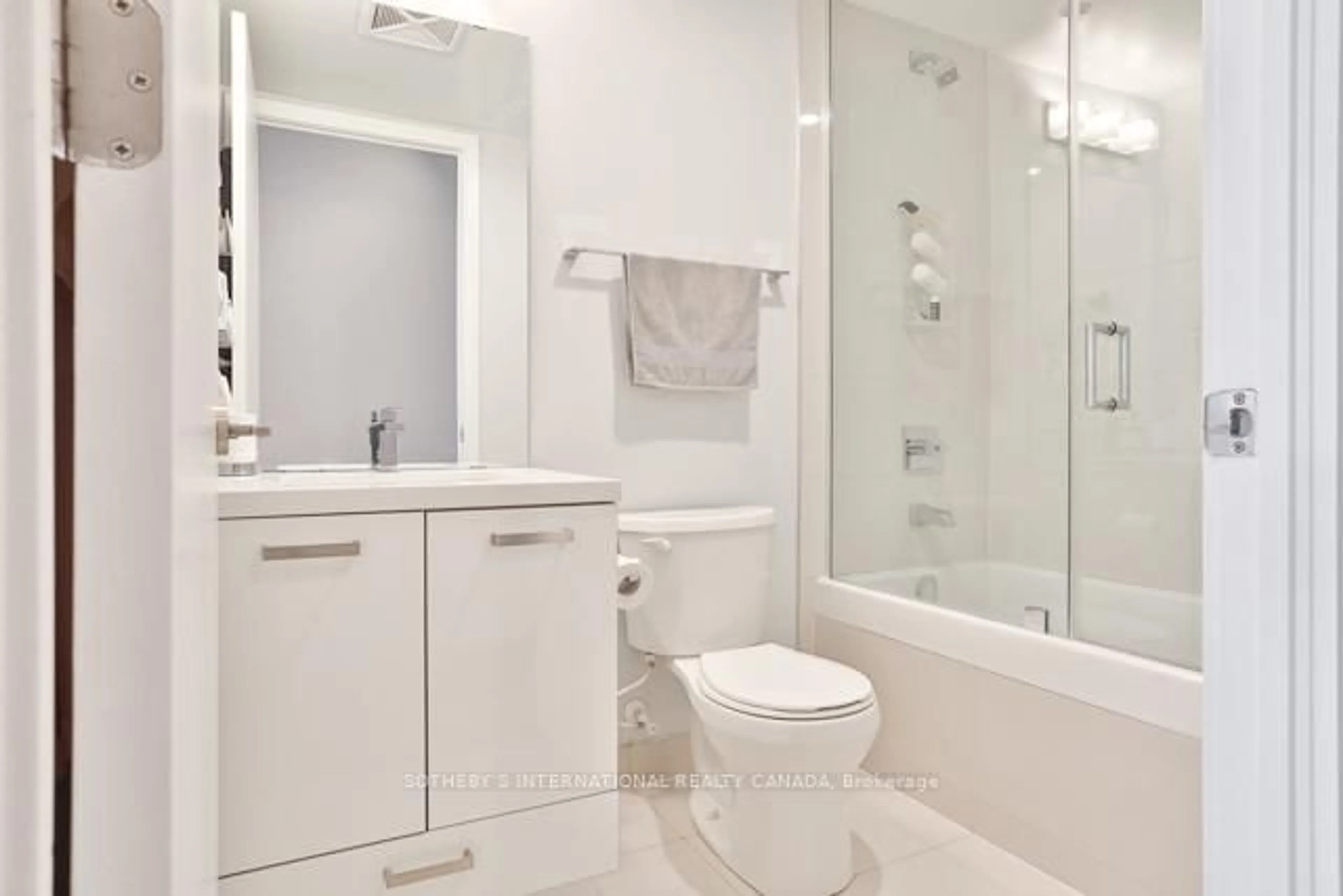 Contemporary bathroom, ceramic/tile floor for 39 Brant St #915, Toronto Ontario M5V 1S7
