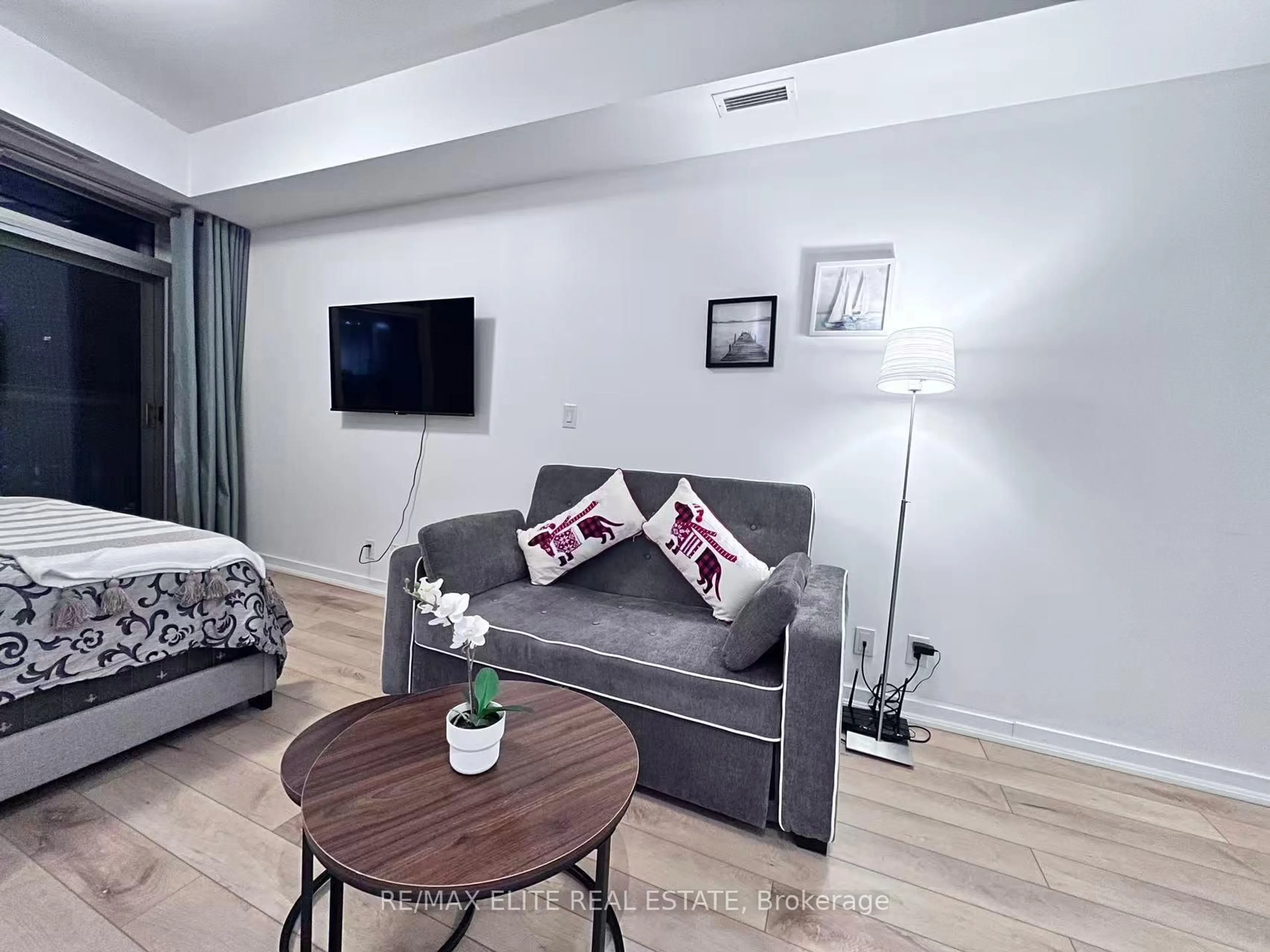 Living room with furniture, wood/laminate floor for 12 York St #2108, Toronto Ontario M5J 0A9