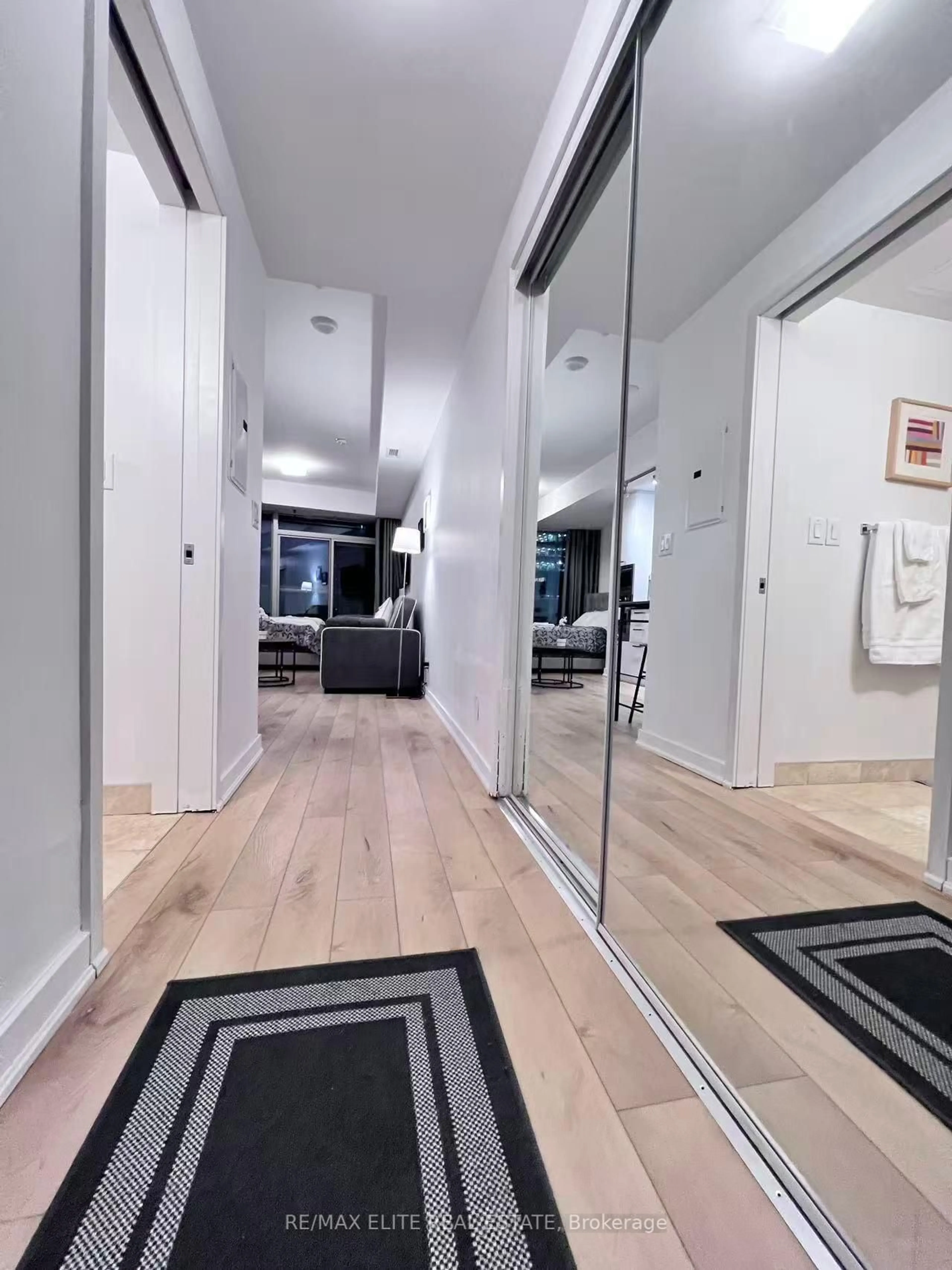 Indoor entryway for 12 York St #2108, Toronto Ontario M5J 0A9
