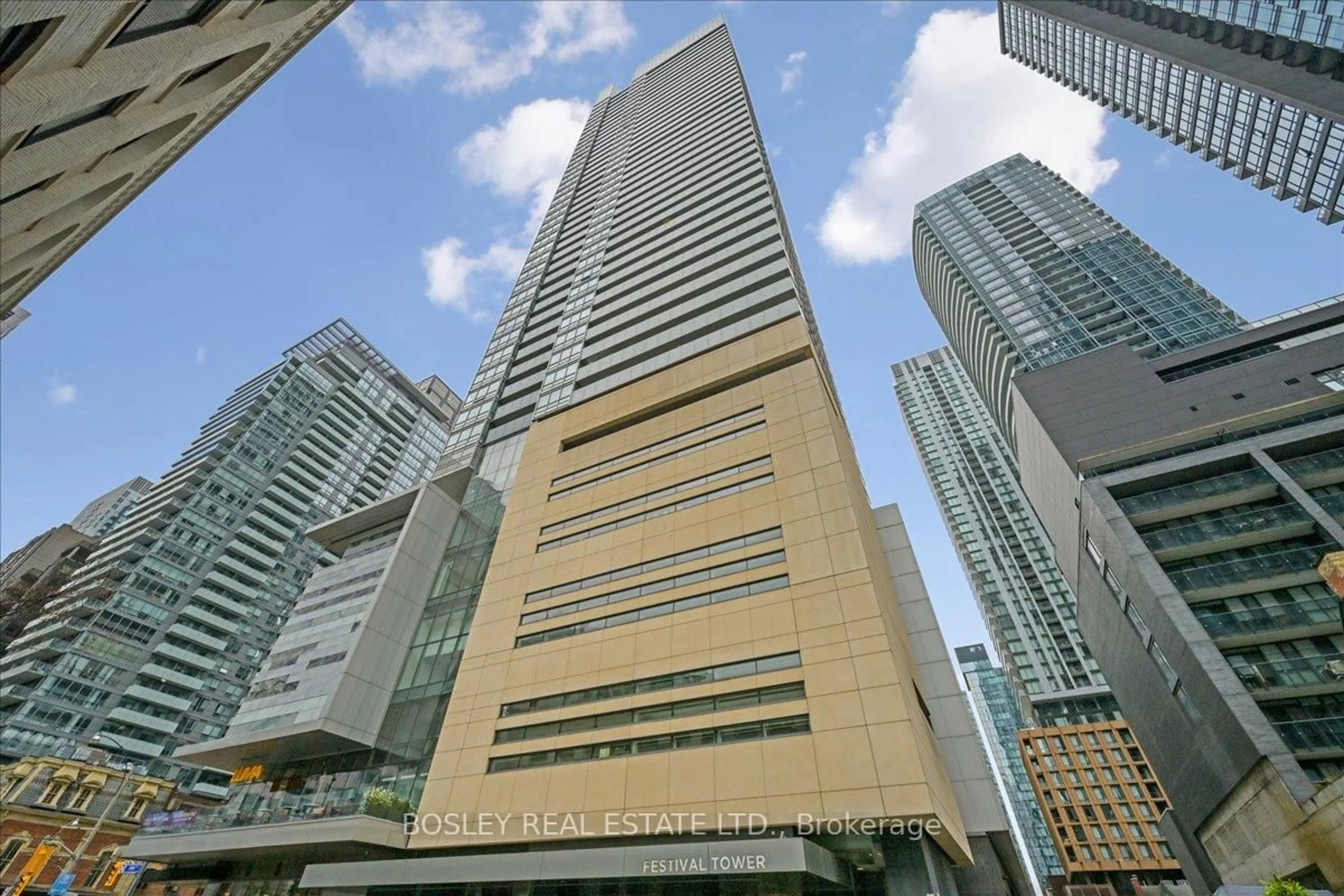 Indoor foyer for 80 John St #3210, Toronto Ontario M5V 3X4