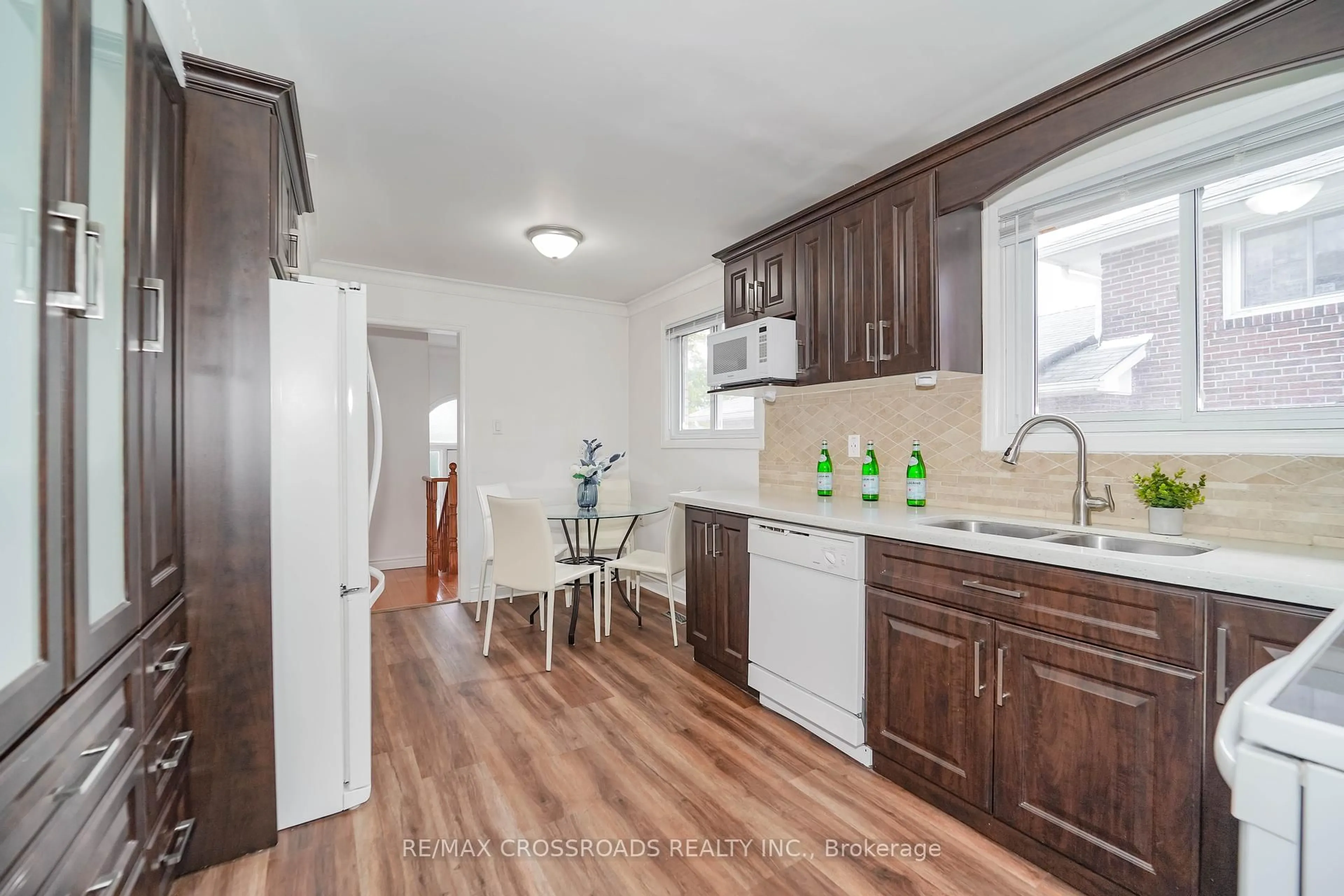 Open concept kitchen, wood/laminate floor for 8 Topaz Gate, Toronto Ontario M2M 2Z7