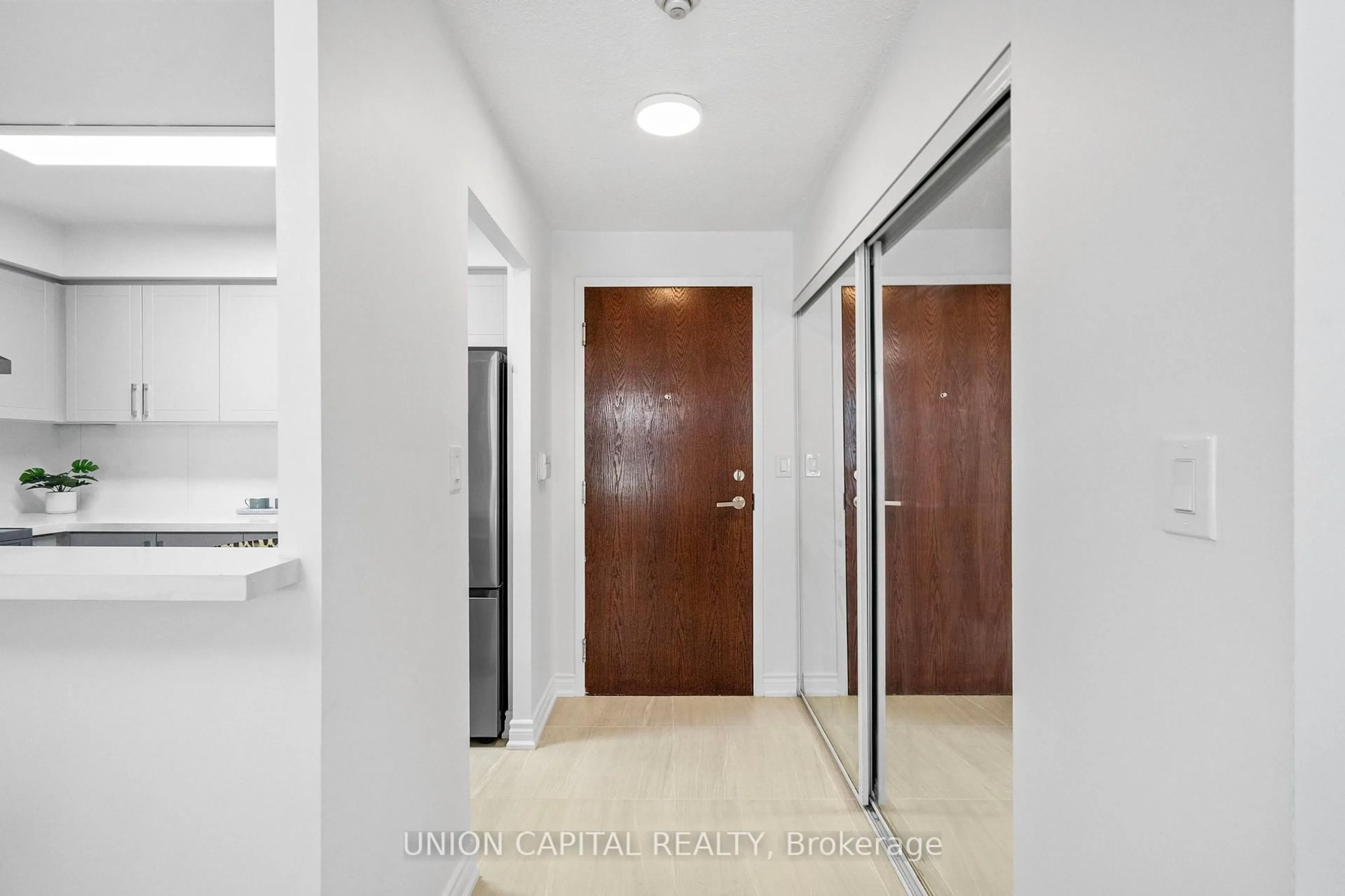 Indoor foyer for 39 PEMBERTON Ave #LPH17, Toronto Ontario M2M 4L6