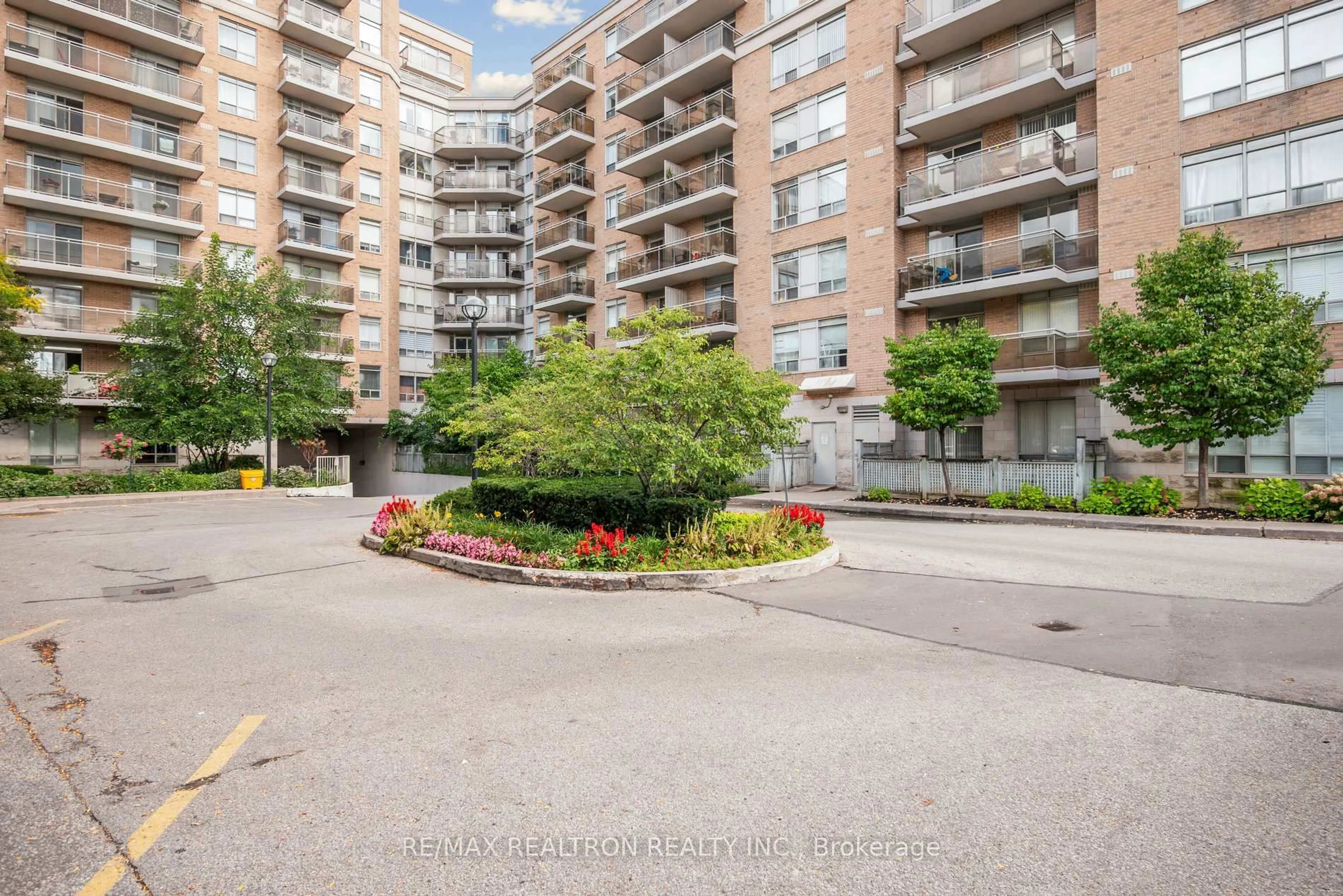 Patio, street for 650 Lawrence Ave #735, Toronto Ontario M6A 3E8