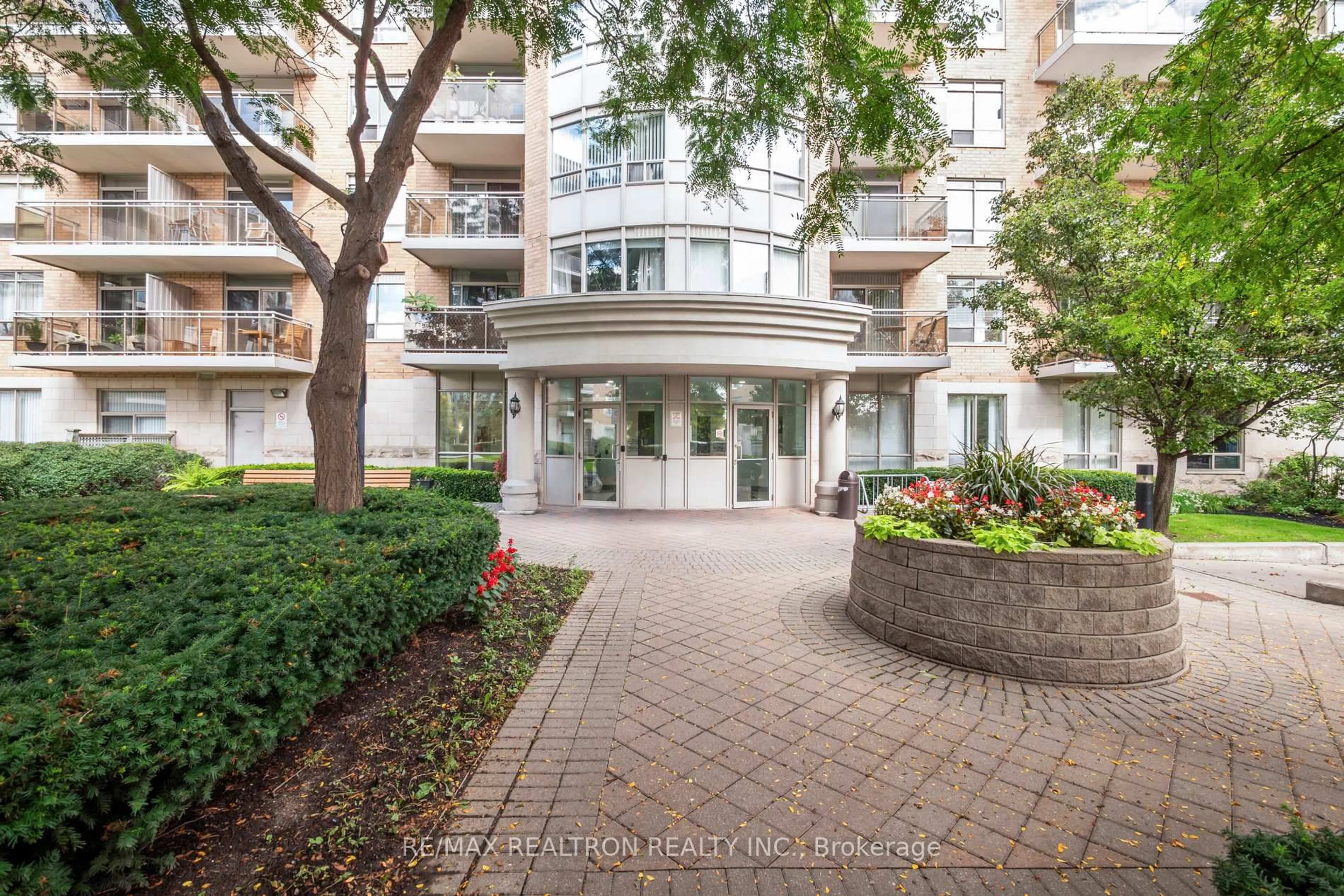 Indoor foyer for 650 Lawrence Ave #735, Toronto Ontario M6A 3E8