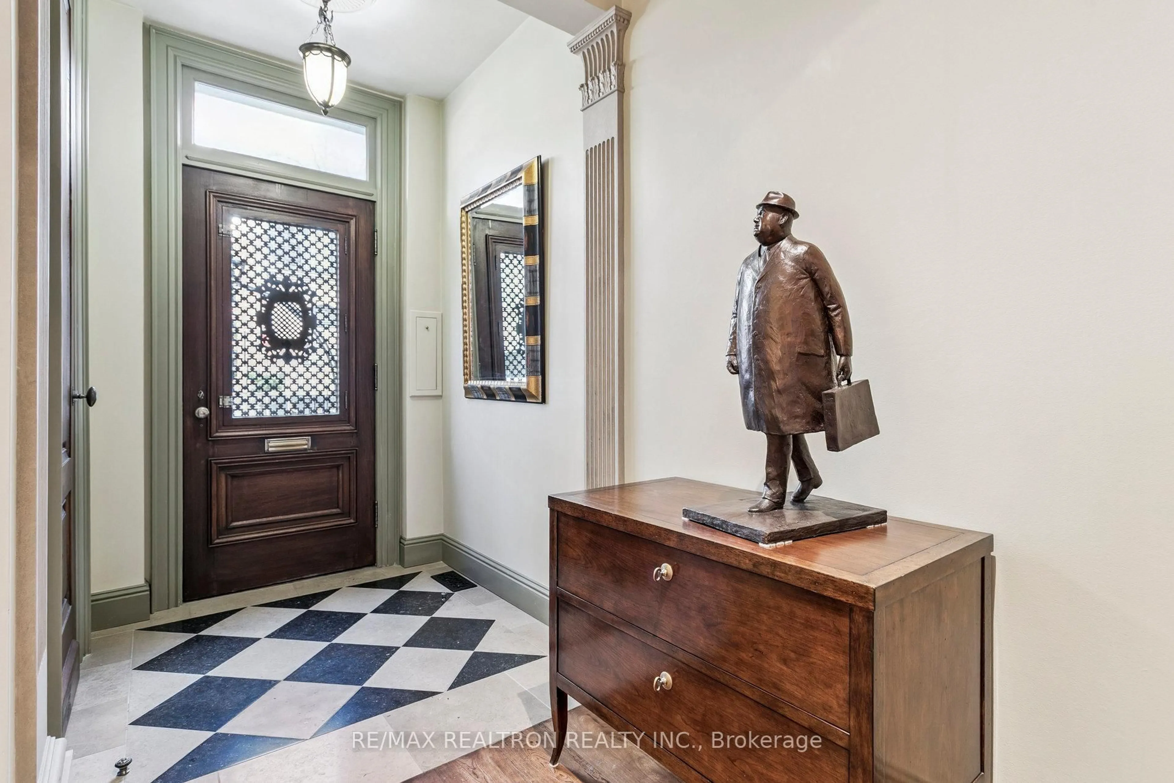 Indoor foyer for 8 Belmont St, Toronto Ontario M5R 1P8