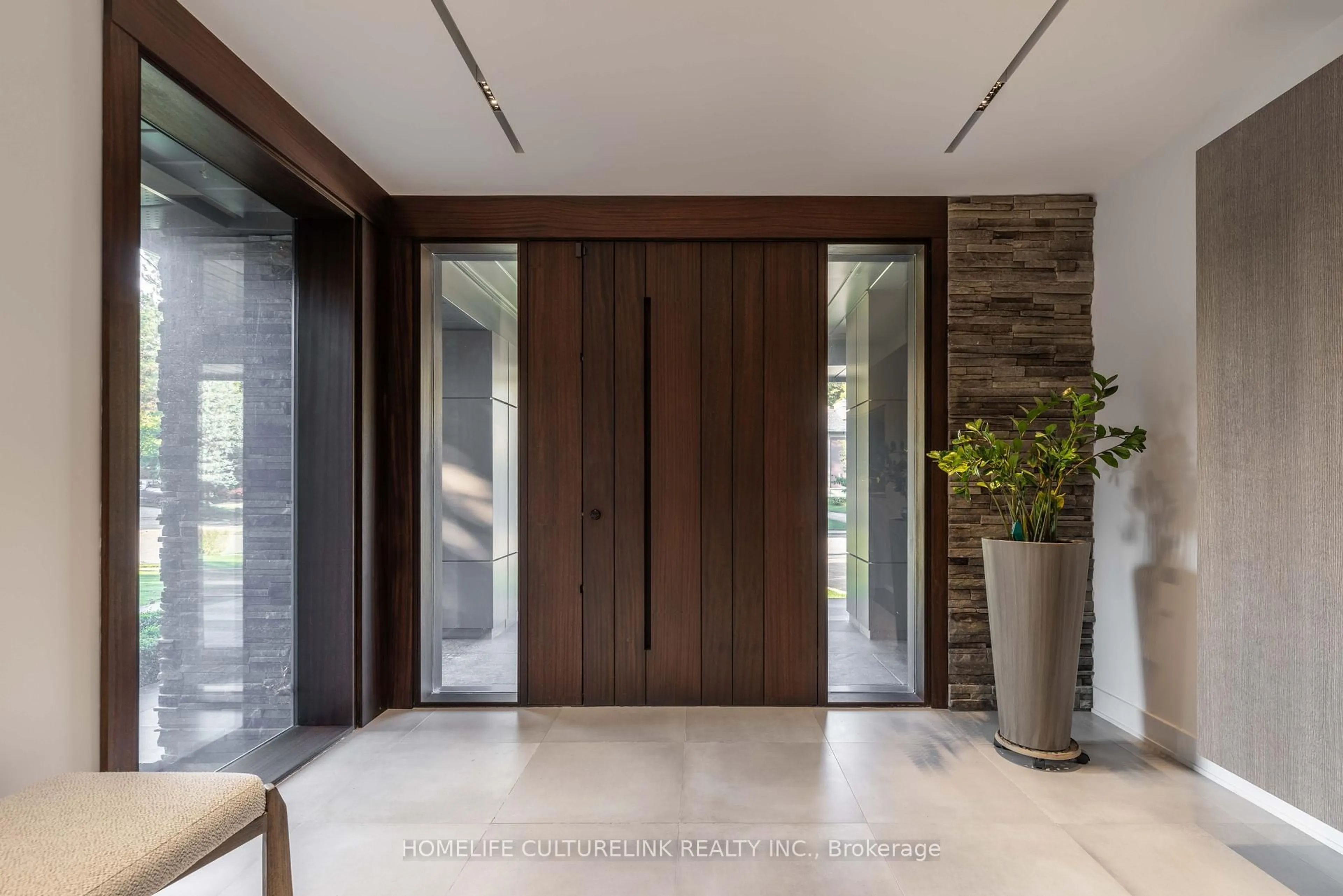 Indoor entryway for 15 Salonica Rd, Toronto Ontario M3C 2L6