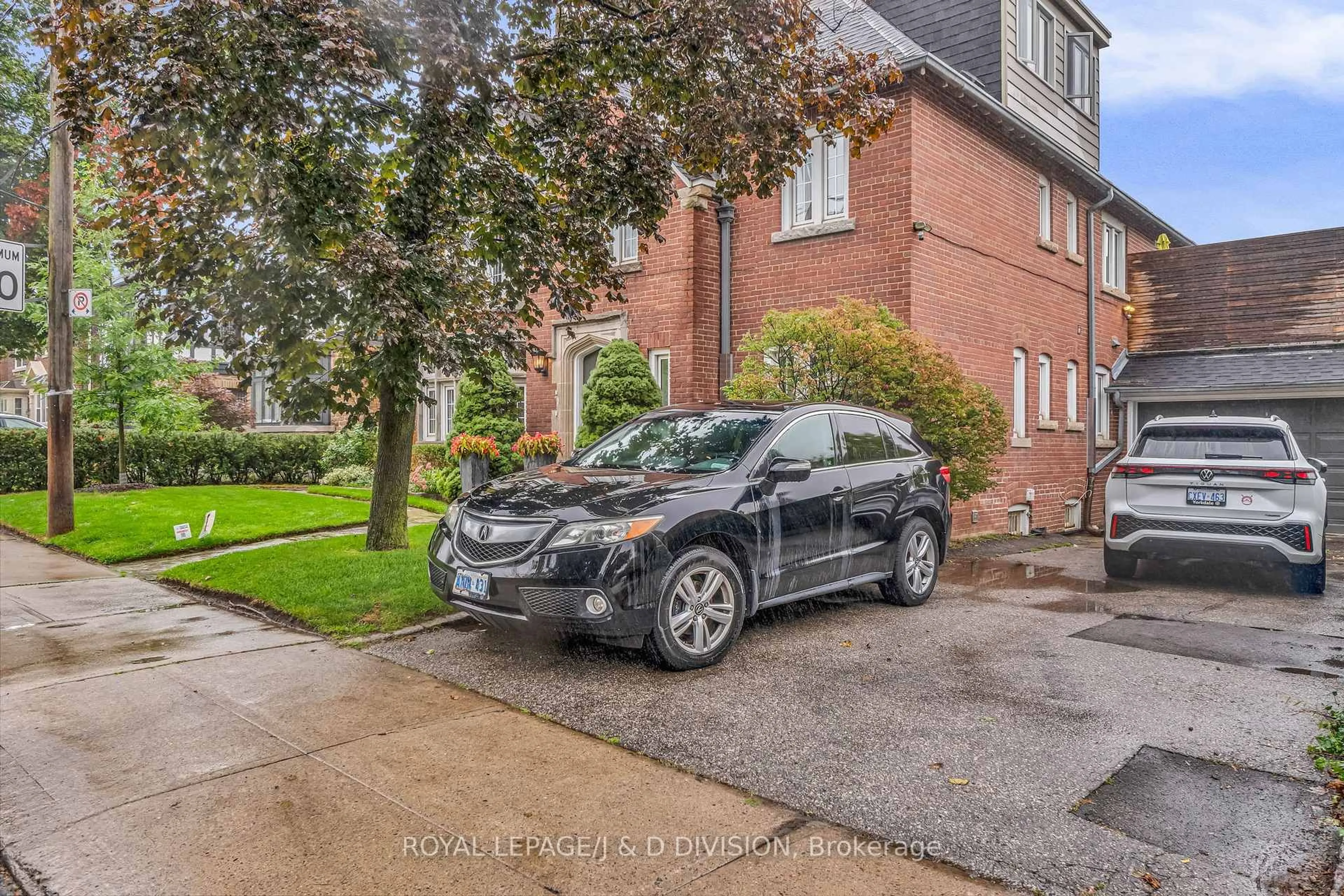 A pic from outside/outdoor area/front of a property/back of a property/a pic from drone, street for 137 Highbourne Rd, Toronto Ontario M5P 2J8