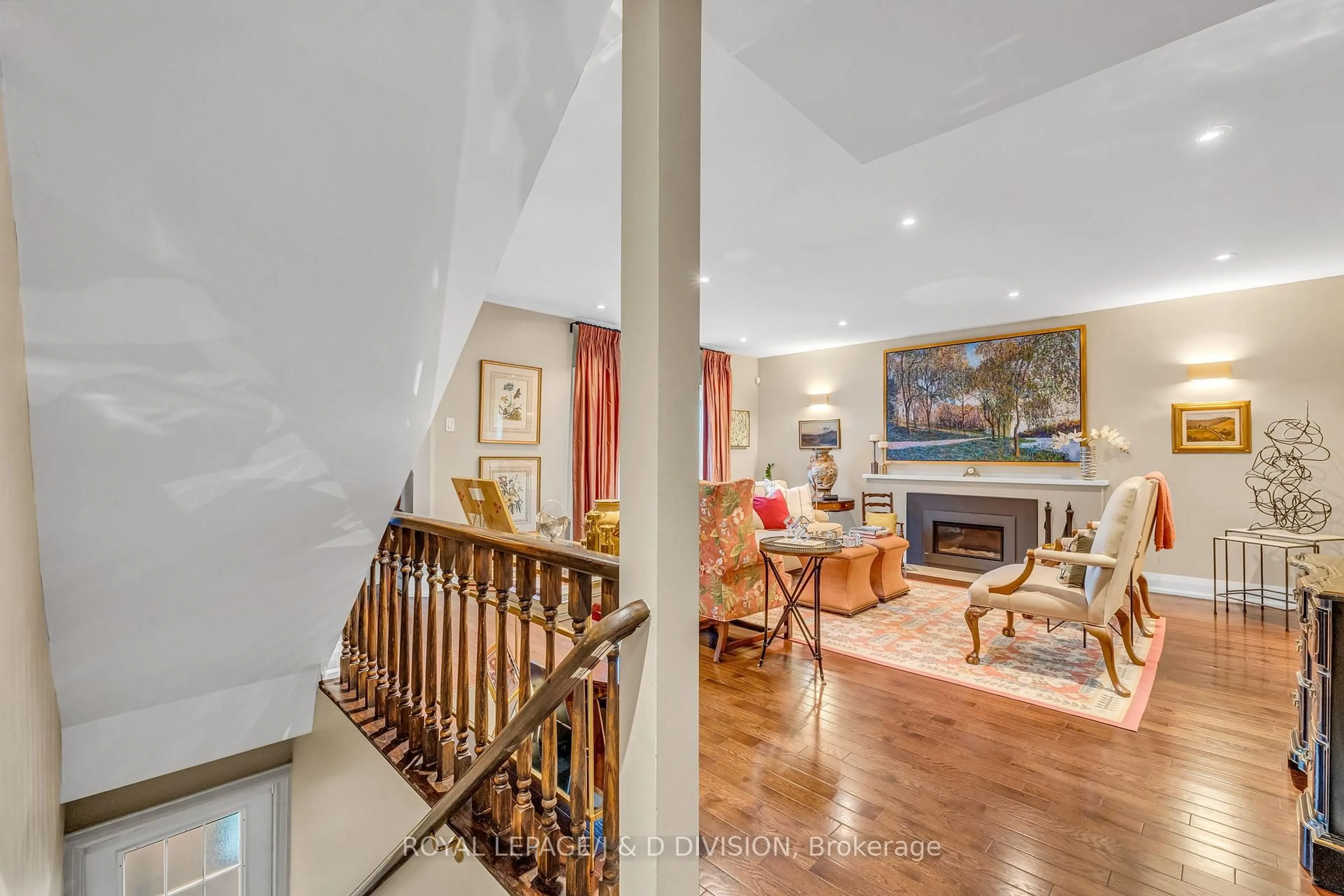 Indoor foyer for 137 Highbourne Rd, Toronto Ontario M5P 2J8