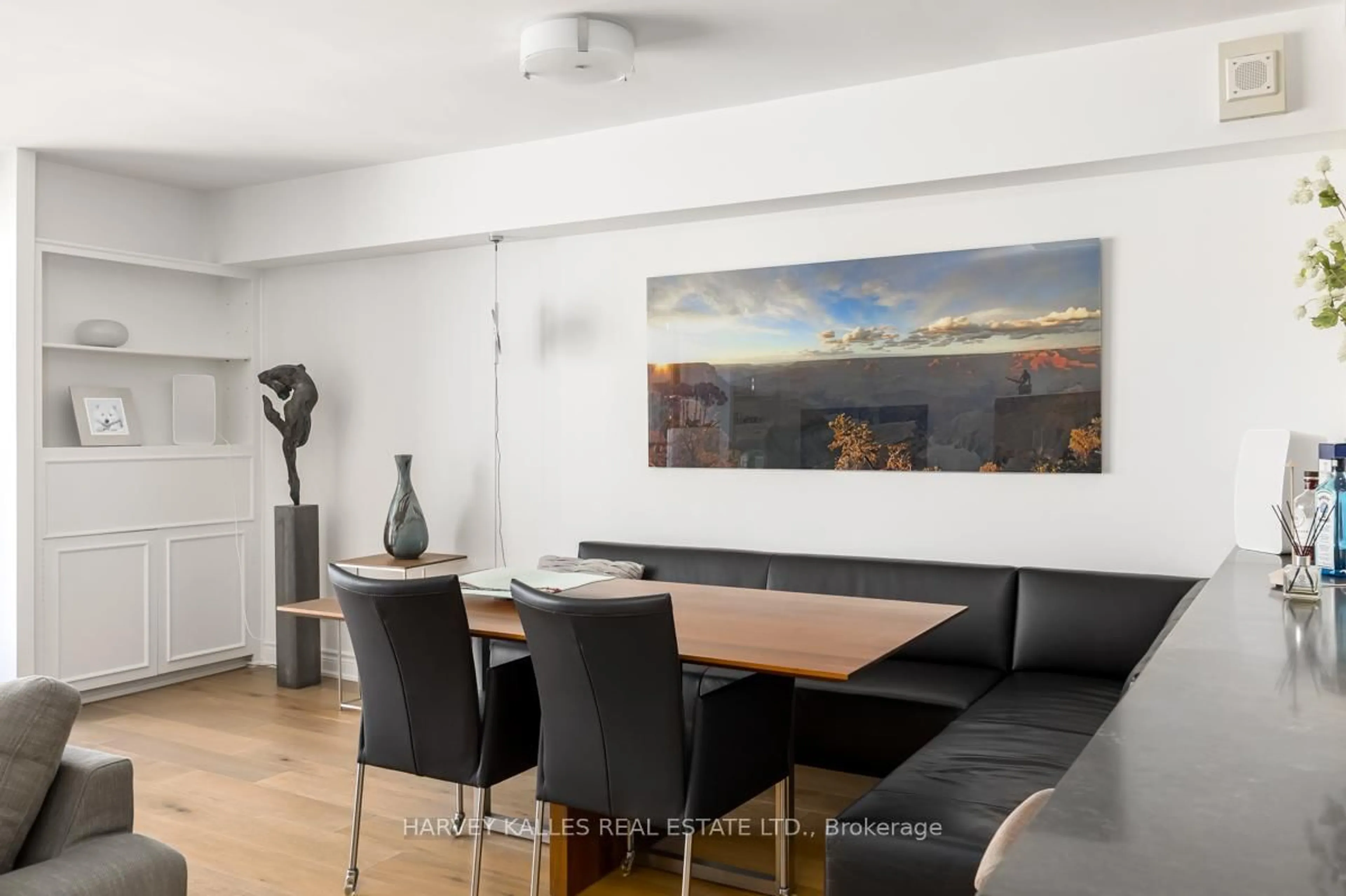 Dining room, wood/laminate floor for 33 Harbour Sq #2804, Toronto Ontario M5J 2G2