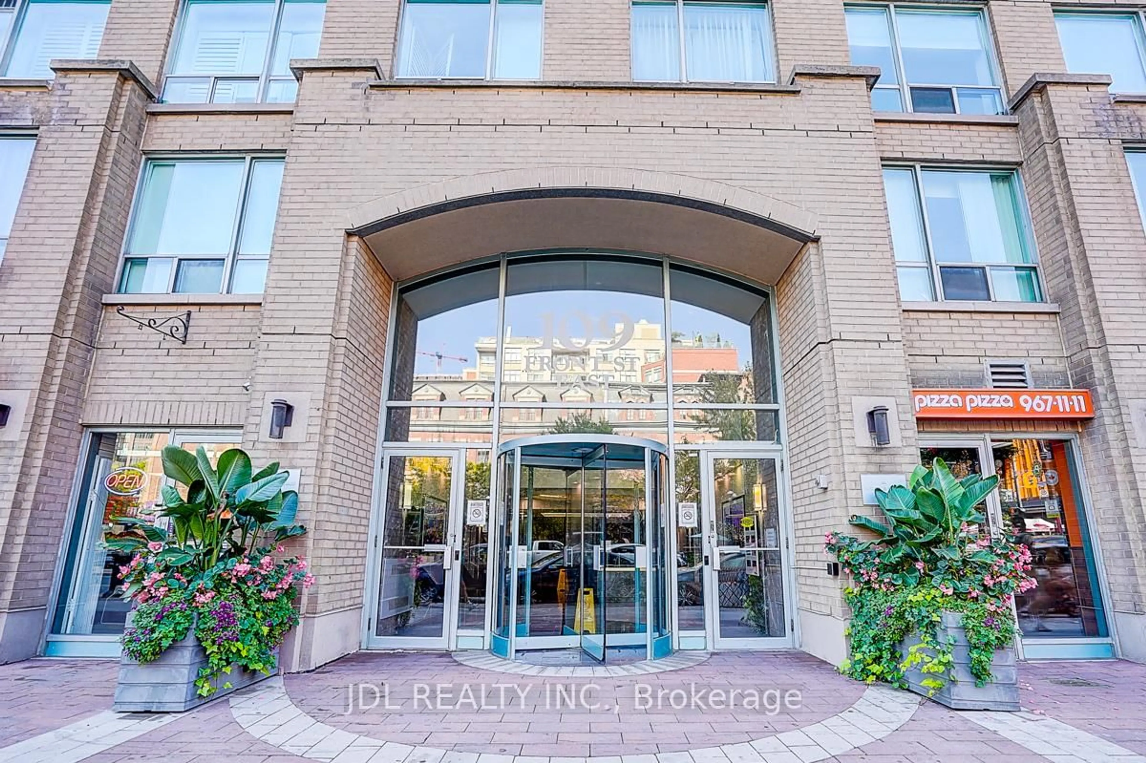 Indoor foyer for 109 Front St #823, Toronto Ontario M5A 4P7