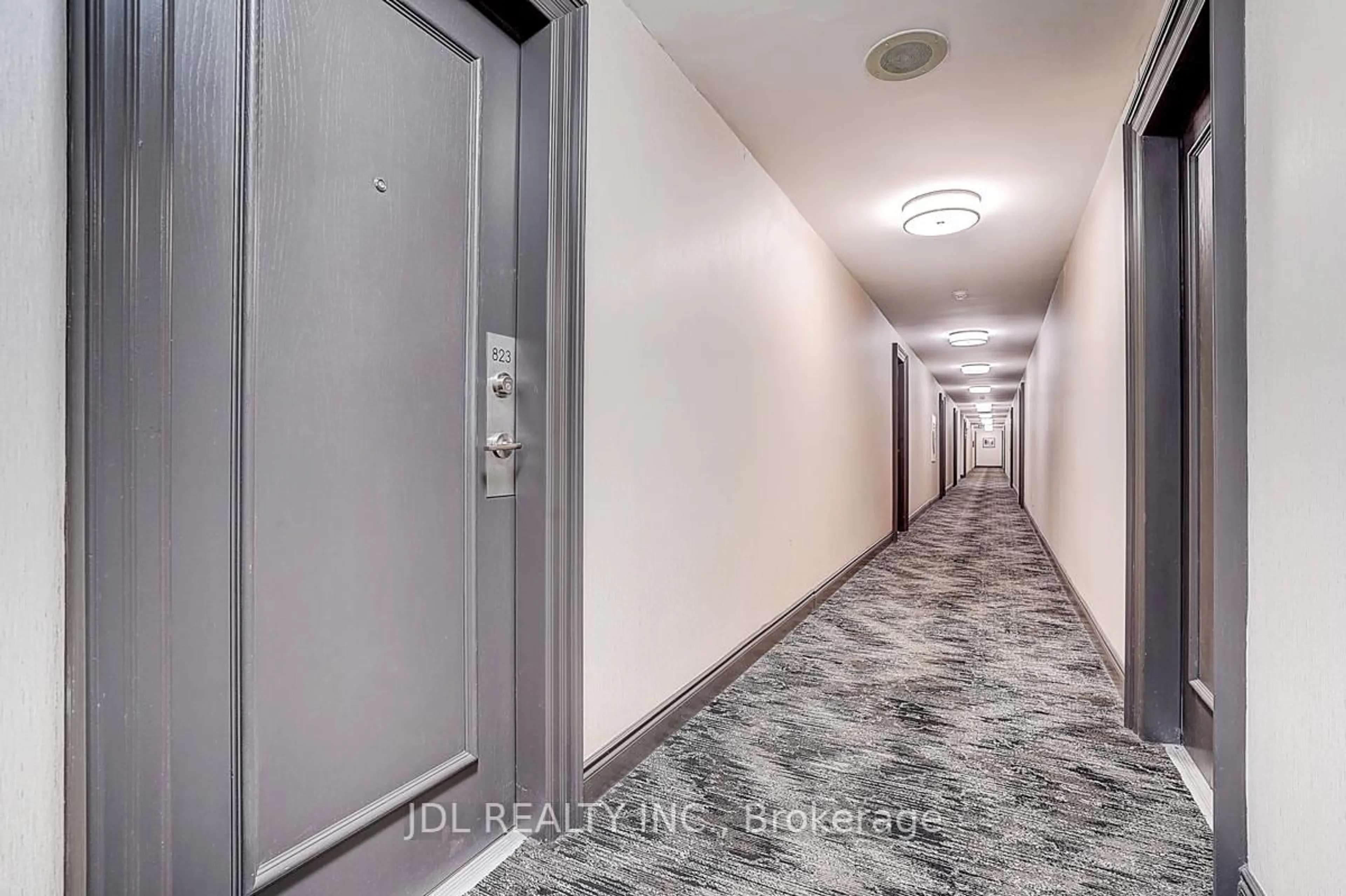 Indoor foyer for 109 Front St #823, Toronto Ontario M5A 4P7