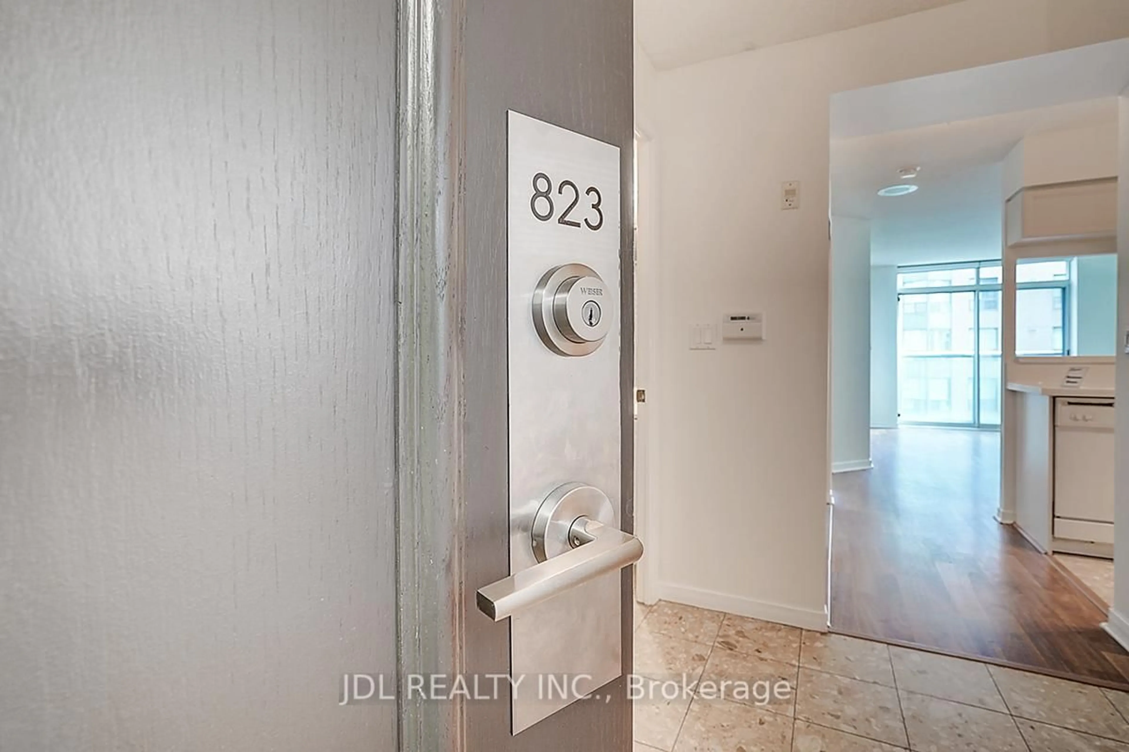 Indoor entryway for 109 Front St #823, Toronto Ontario M5A 4P7