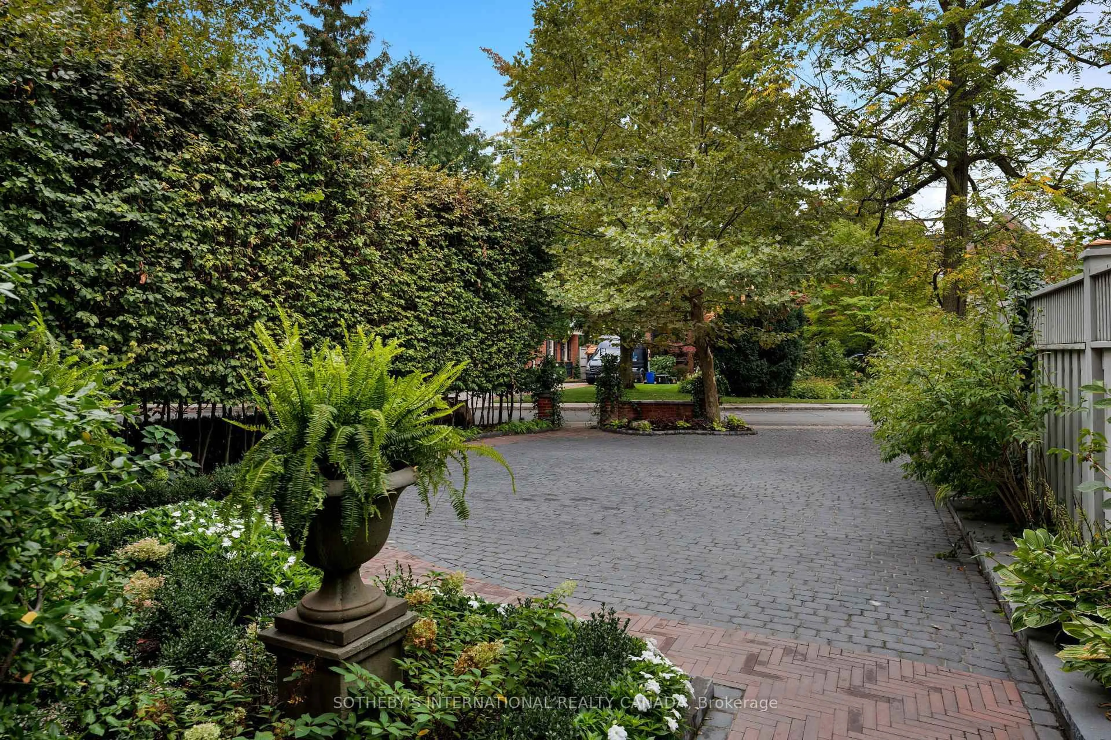 Patio, street for 34 South Dr, Toronto Ontario M4W 1R1