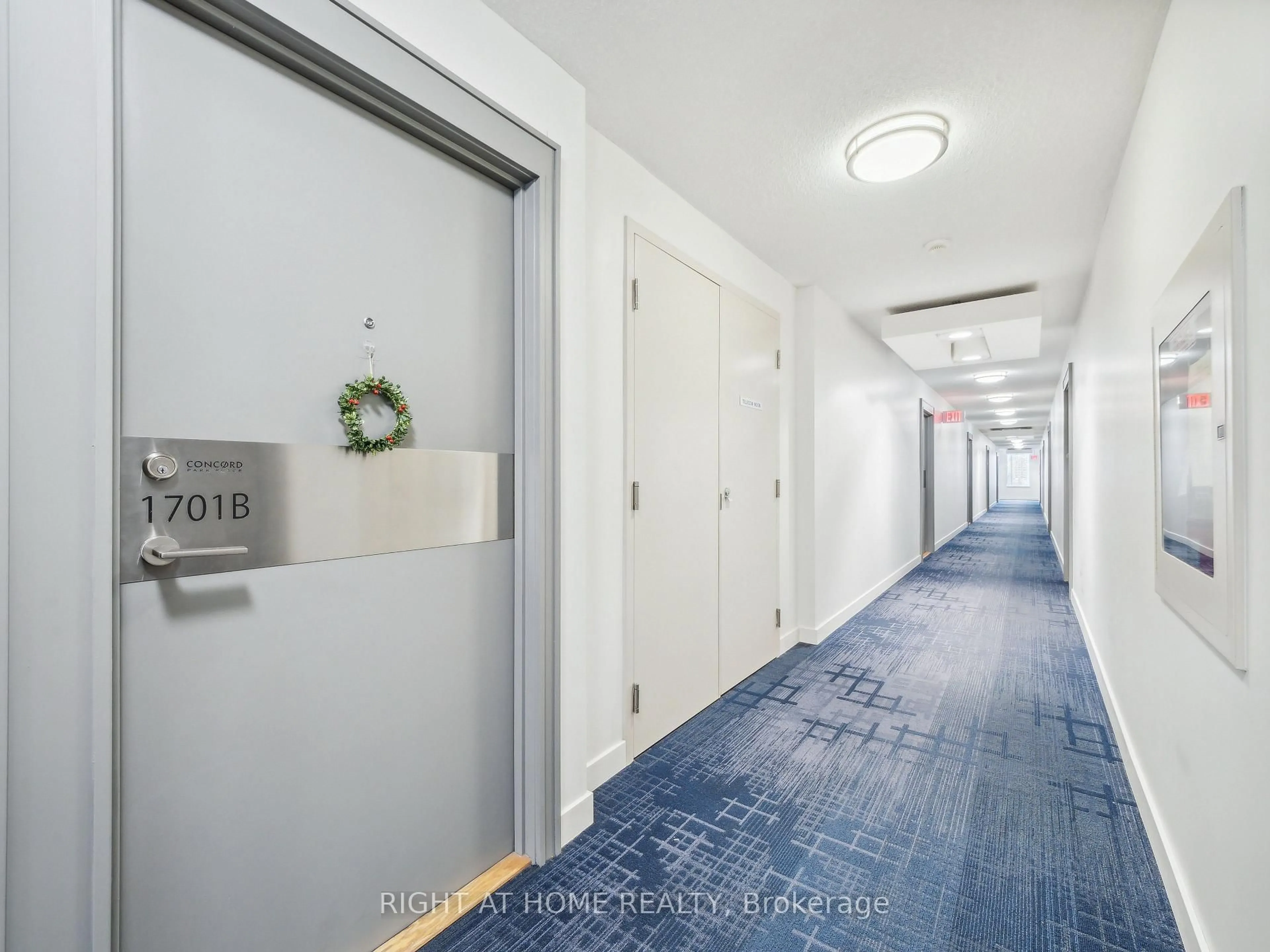 Indoor foyer for 19 Singer Crt #1701B, Toronto Ontario M2K 0B2