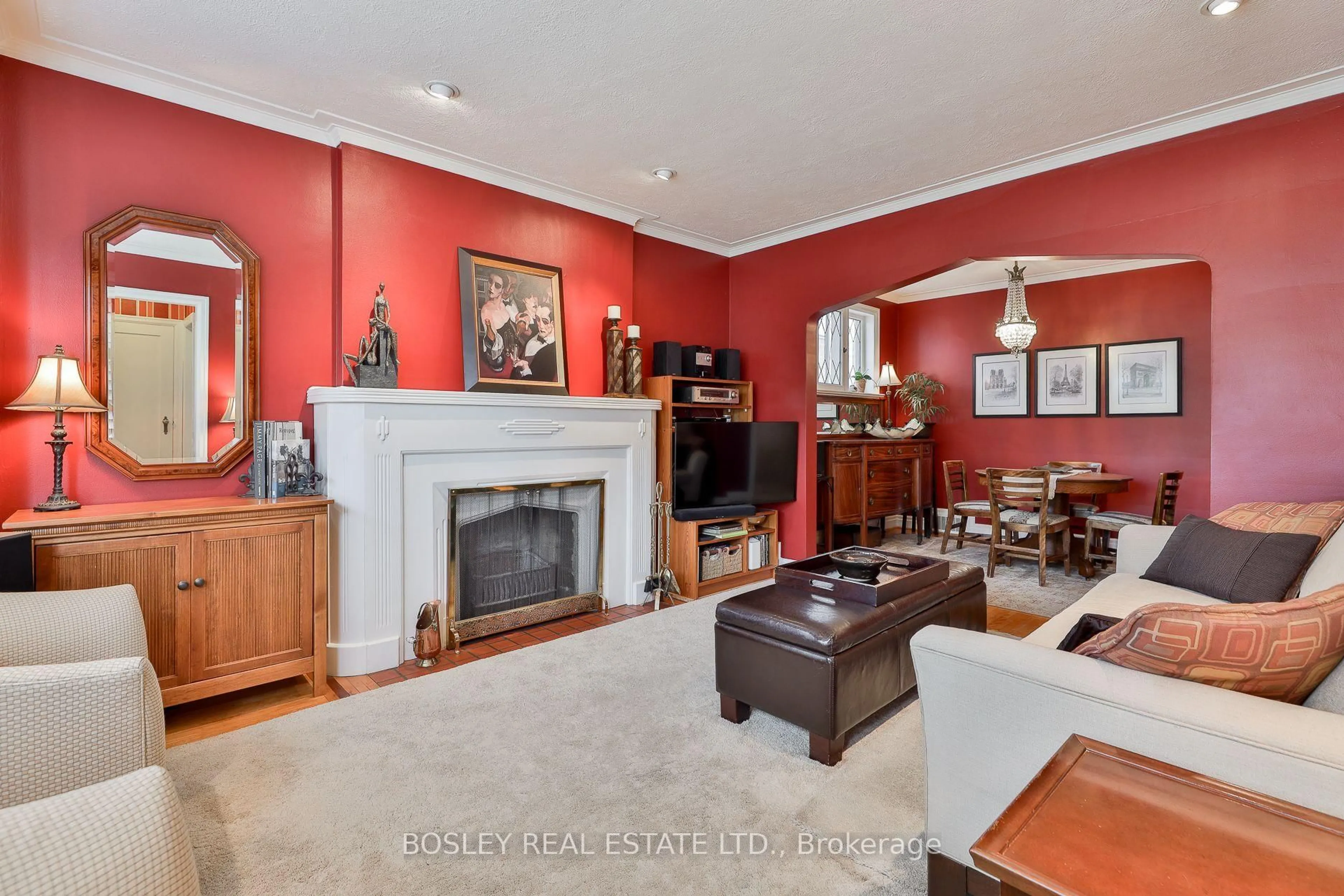 Living room with furniture, unknown for 333 Sutherland Dr, Toronto Ontario M4G 1J7