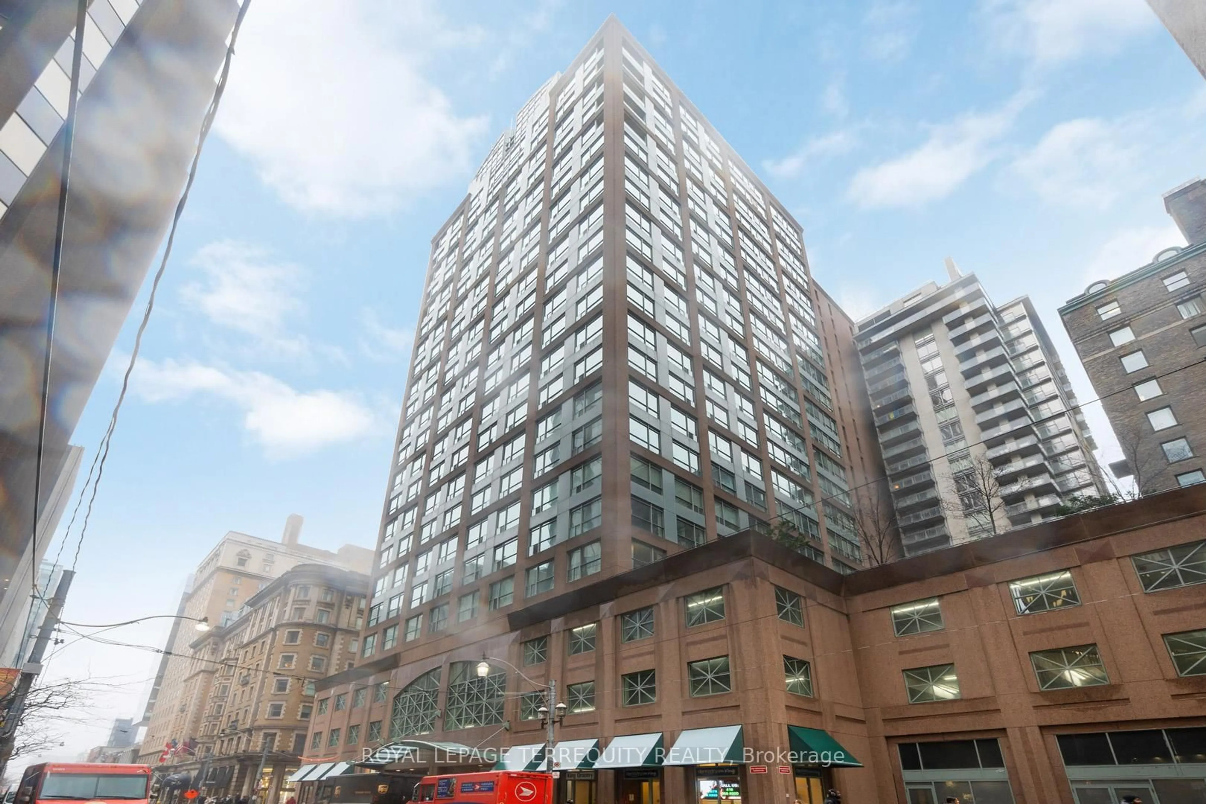 Patio, building for 7 King St #2215, Toronto Ontario M5C 3C5