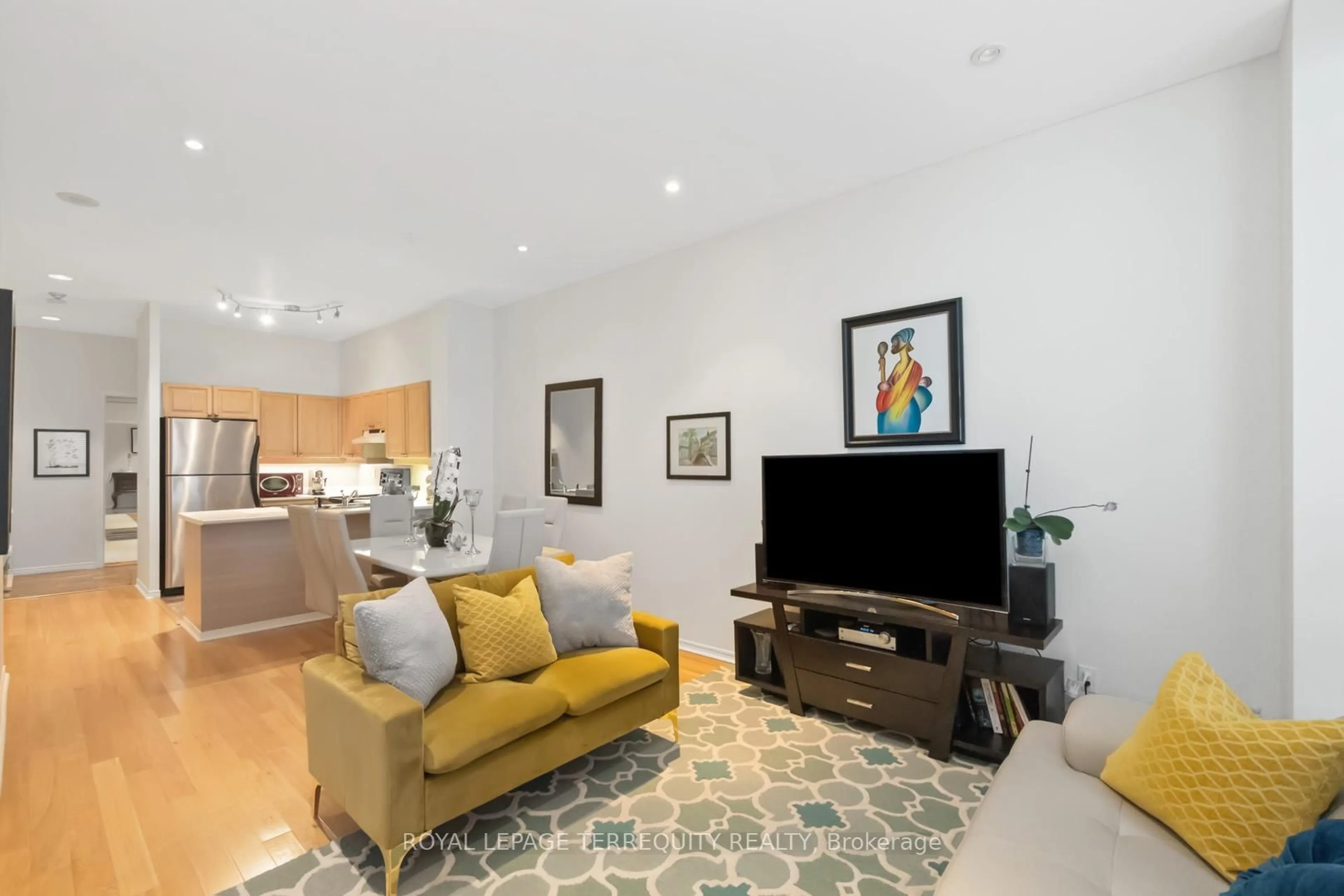 Living room with furniture, unknown for 7 King St #2215, Toronto Ontario M5C 3C5