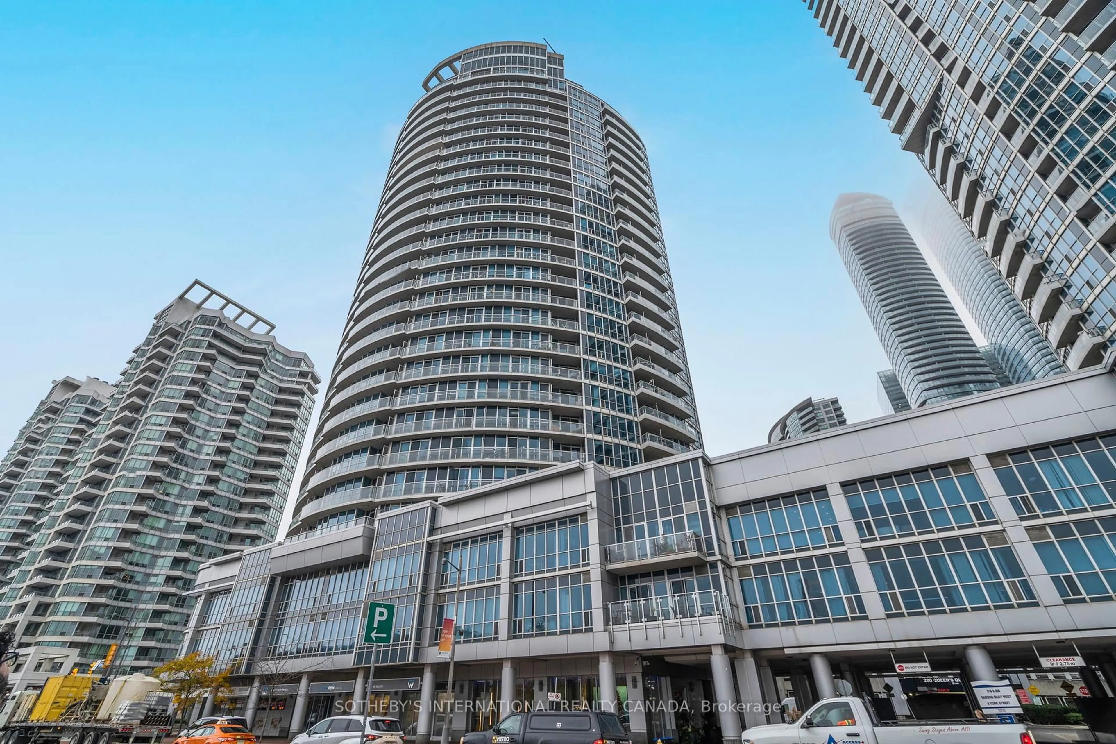 Indoor foyer for 218 Queens Quay #2202, Toronto Ontario M5J 2Y6