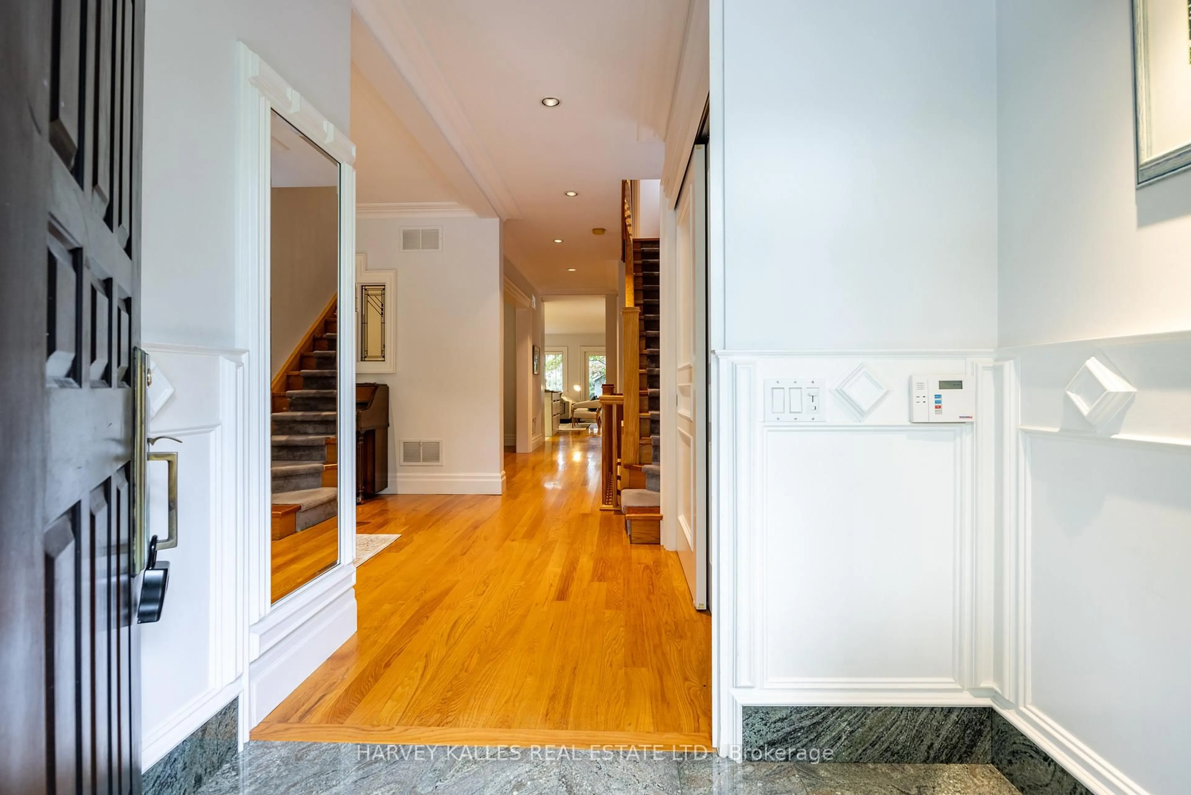 Indoor foyer for 94 Melrose Ave, Toronto Ontario M5M 1Y7