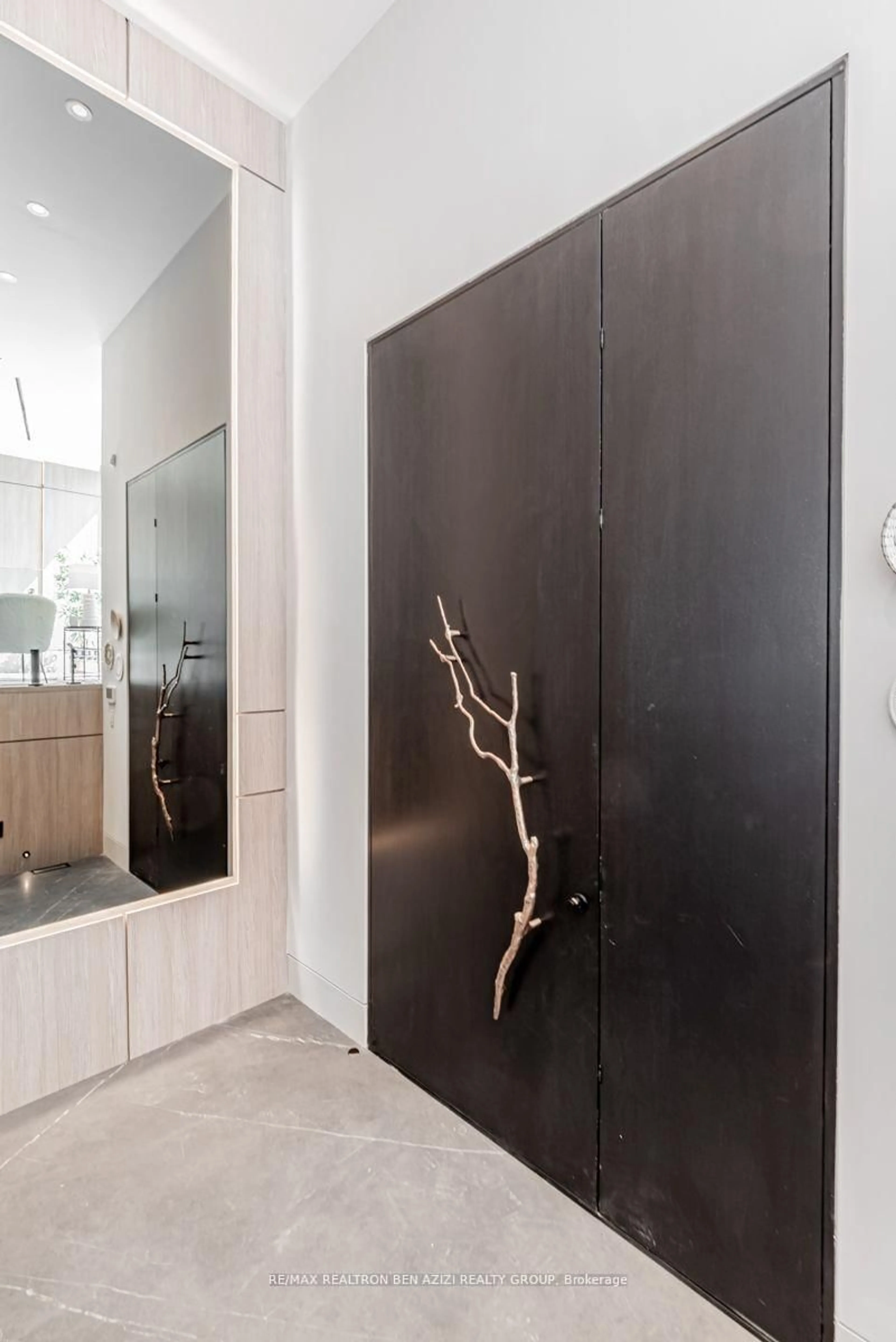 Indoor entryway for 19 Ridley Blvd, Toronto Ontario M5M 3L1